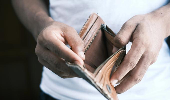 Je suis en difficulté financière : quelles solutions bancaires sans me mettre en danger ?