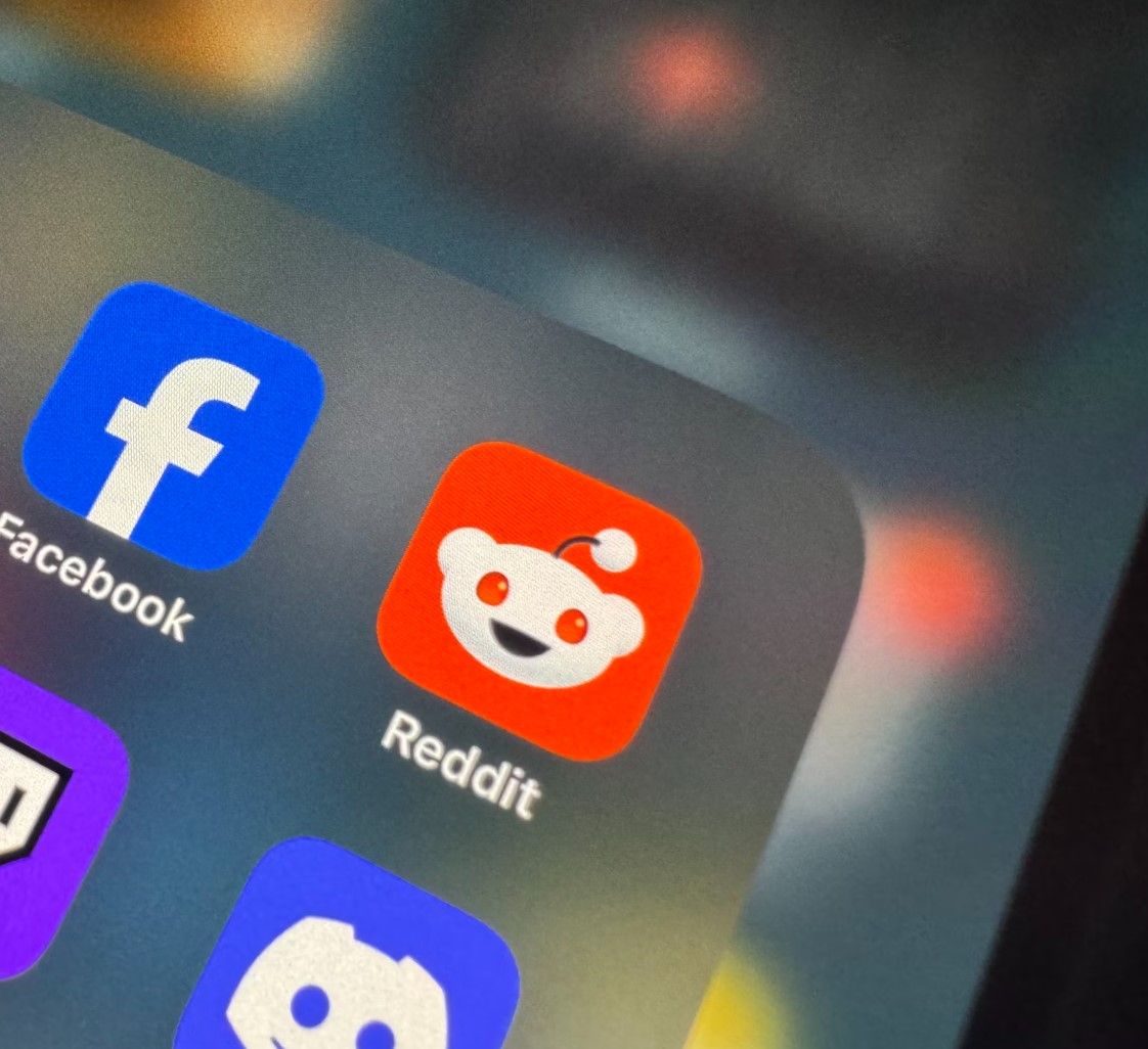 Zoom in on reddit app logo on a phone