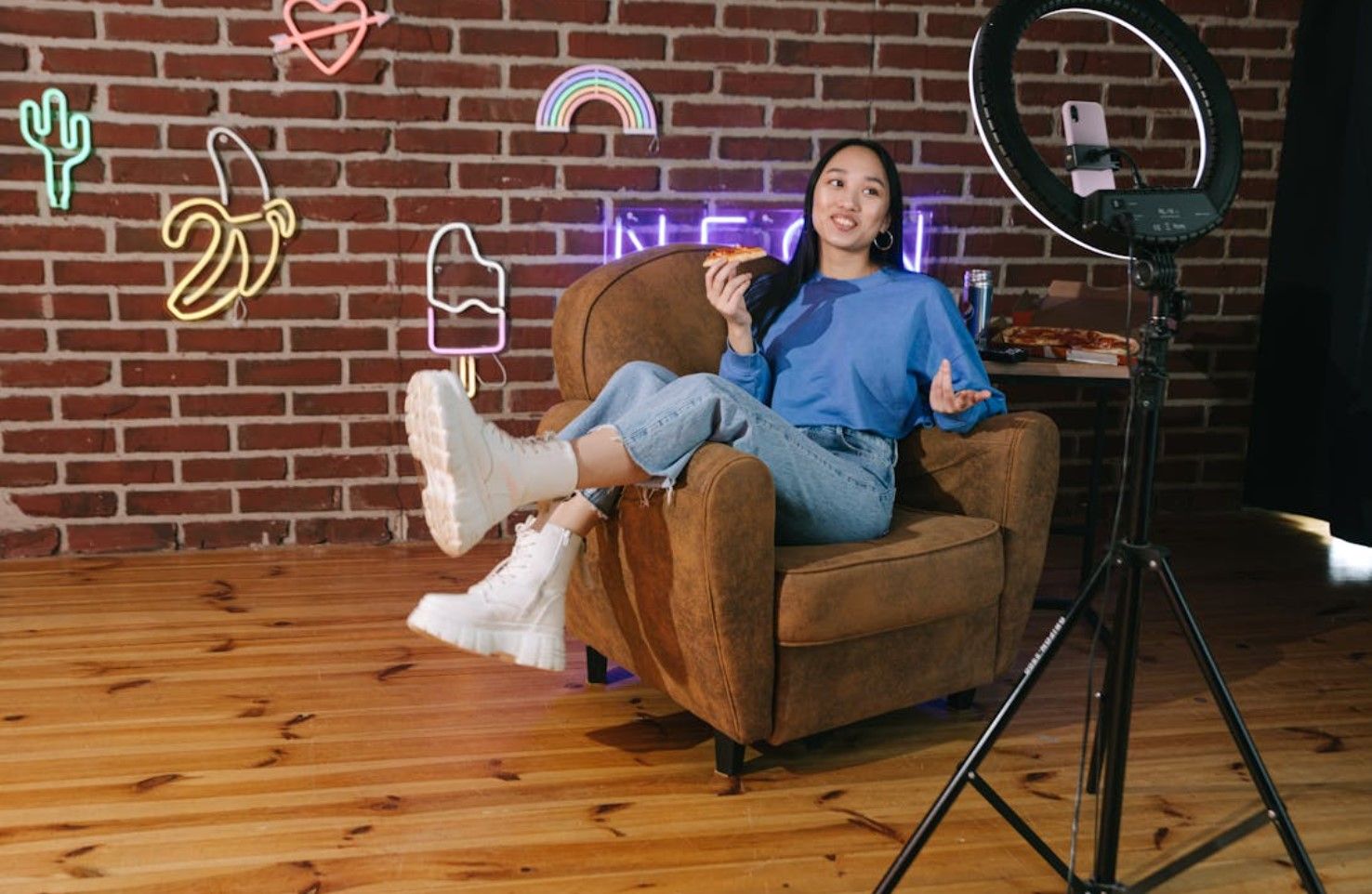 An influencer eating pizza on a couch