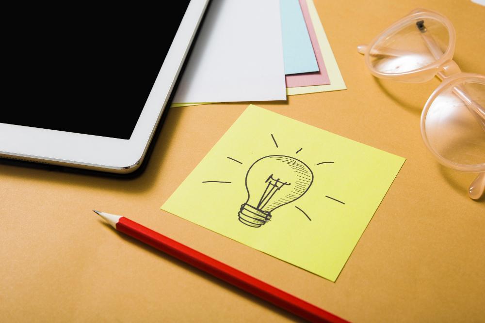 A sticky note with an idea lightbulb