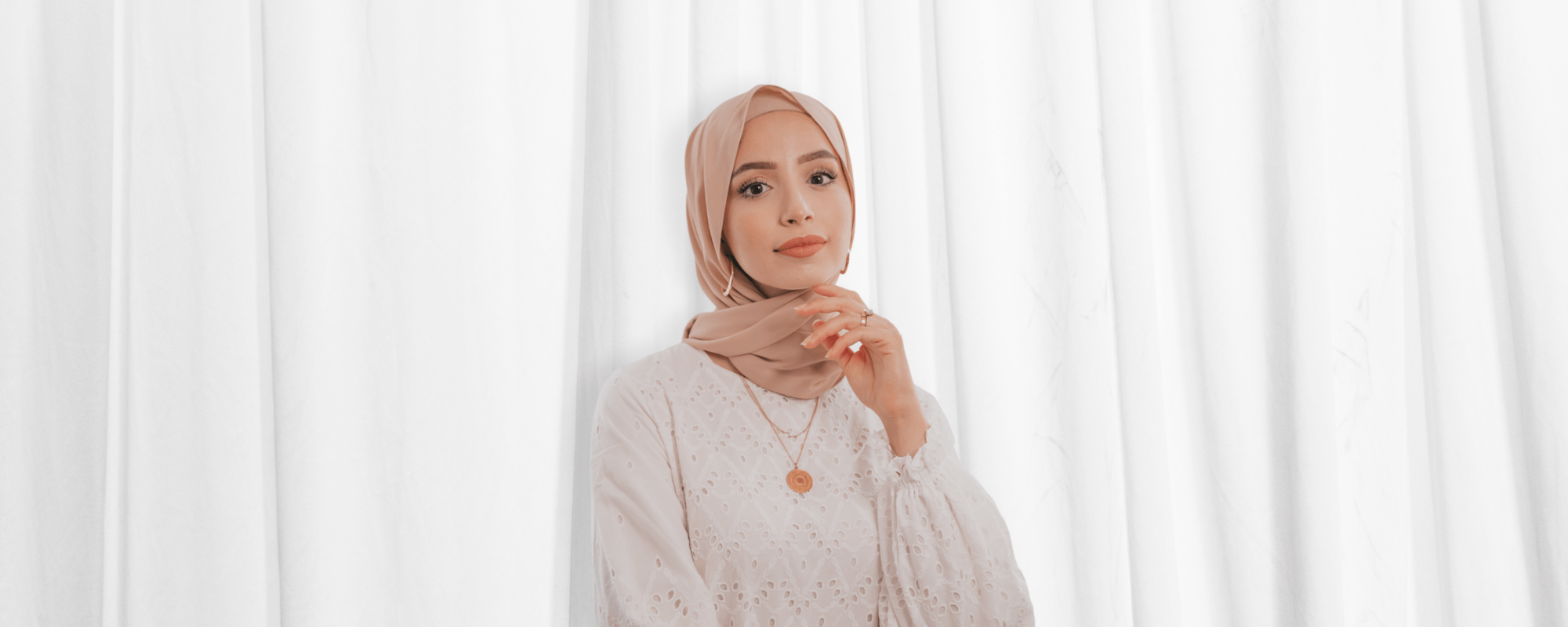 11 Inspirasi Warna Jilbab Untuk Baju Abu-Abu, Anti Kusam! | All Things ...