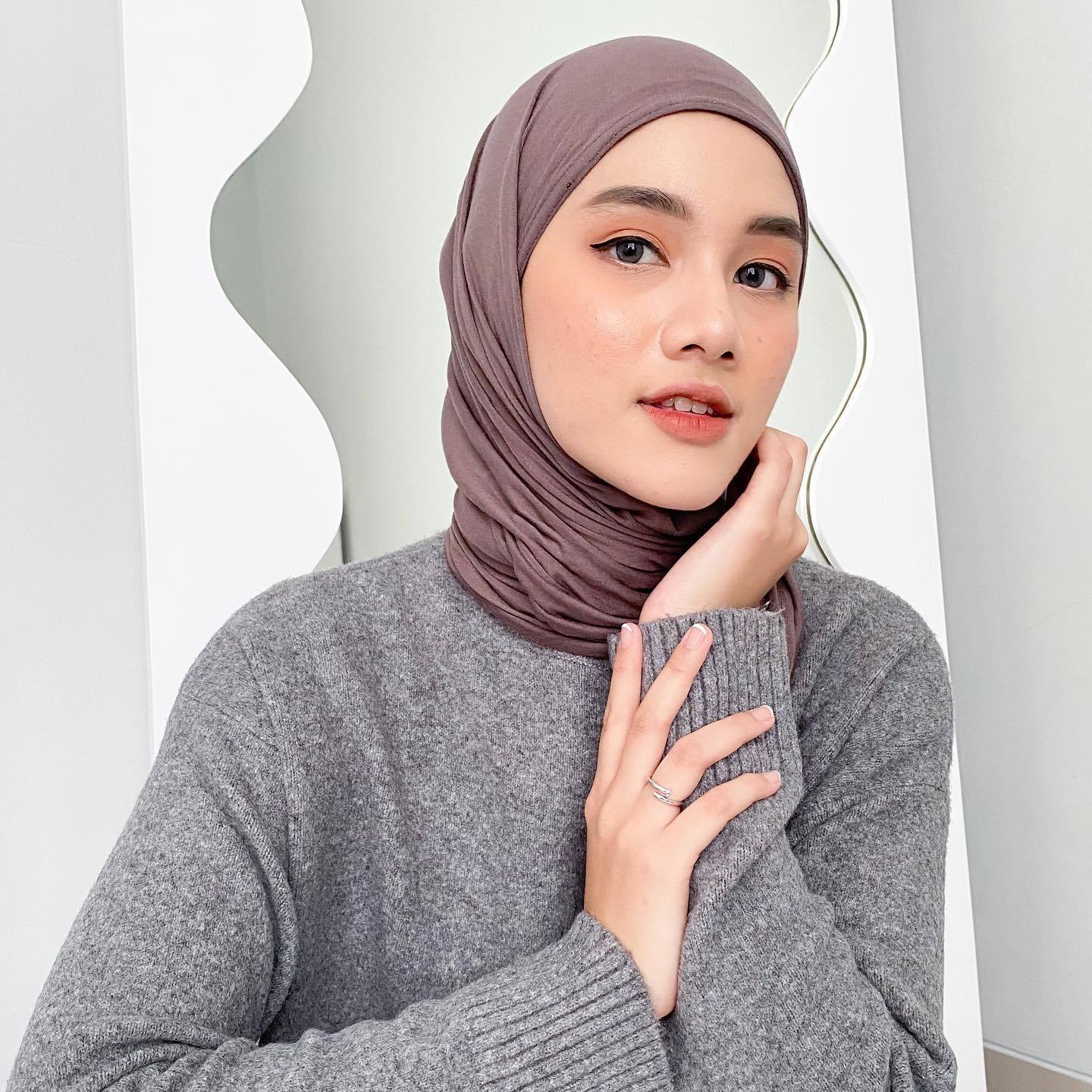 11 Inspirasi Warna Jilbab Untuk Baju Abu-Abu, Anti Kusam! | All Things ...