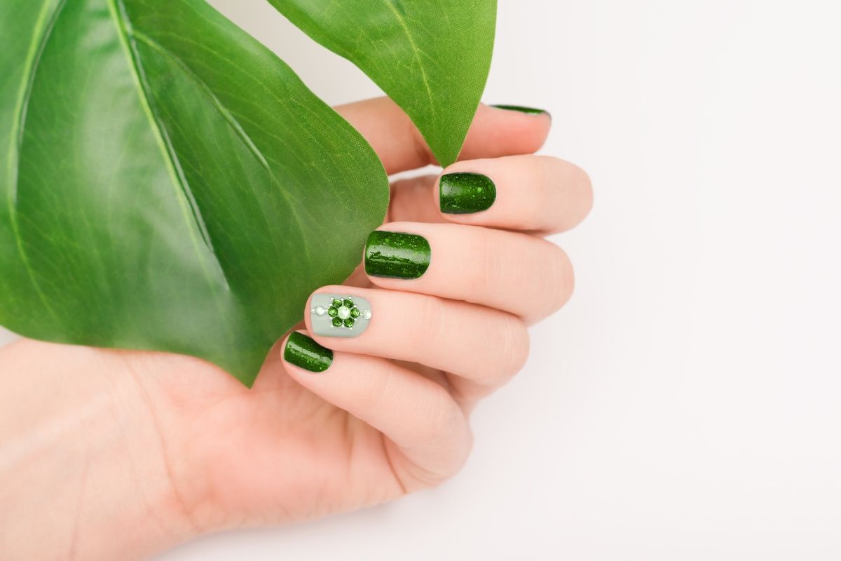 Một bộ nails xanh lá sẽ làm dịu bớt đi cái nắng oi ả của mùa hè 🌿🌿 TT80  .🌻Các bạn vui lòng inbox hoặc direct để biết giá sản phẩ… |