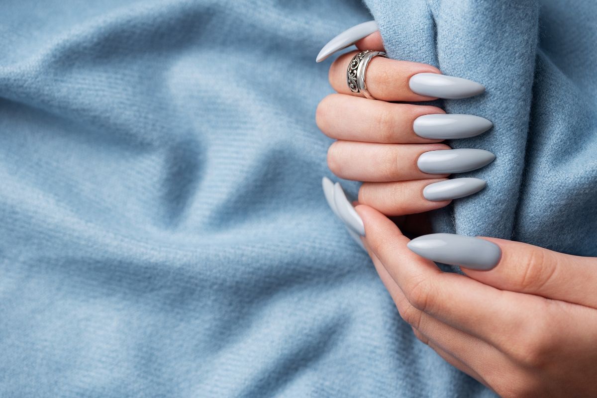 Những mẫu móng tay màu xanh dương đẹp và thu hút nhất 2022 -