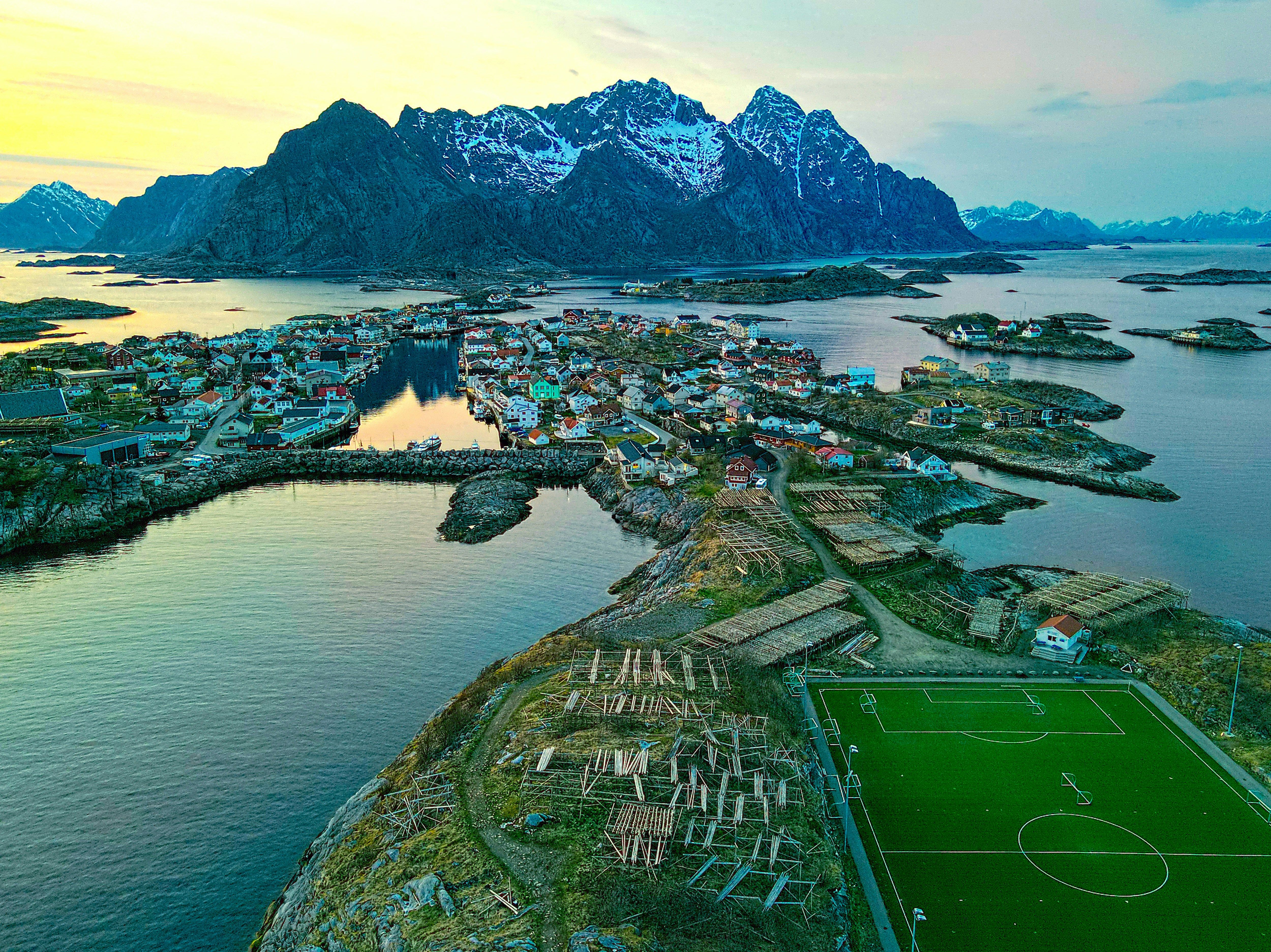 Campo de fútbol de Henningsvær, Islas Lofoten — rodeado de mar