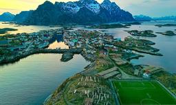 Vista del campo más famoso de fútbol de las Islas Lofoten