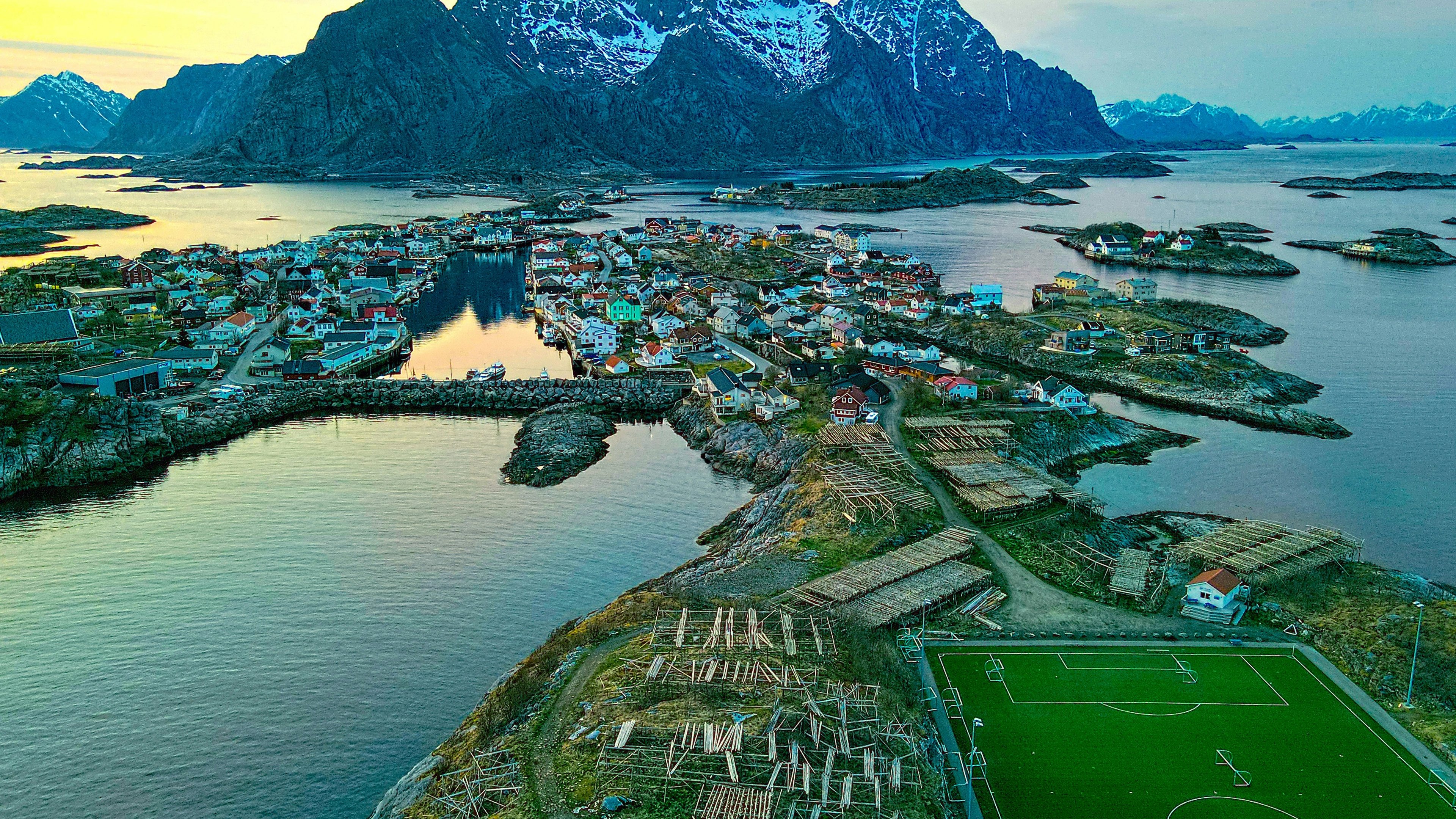 Vista del campo más famoso de fútbol de las Islas Lofoten