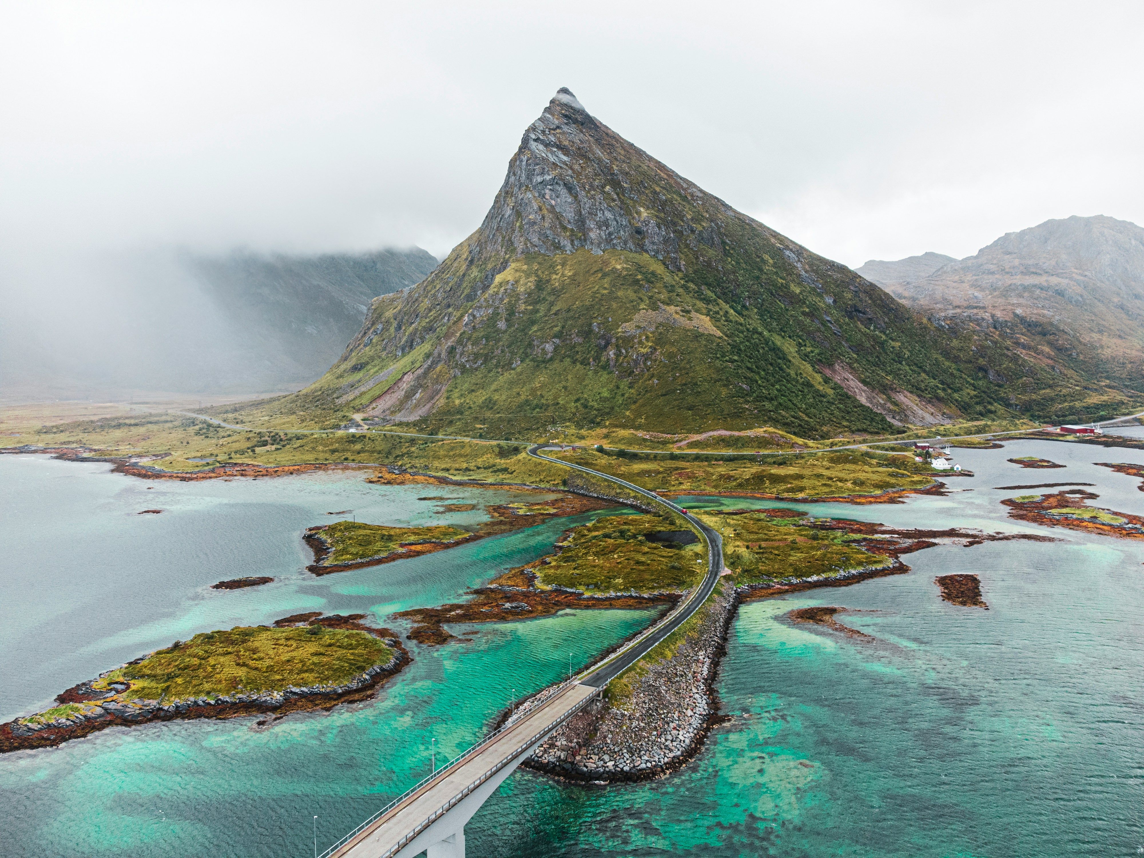 Aguas turquesas en los puentes de Fredvang, en las Islas Lofoten