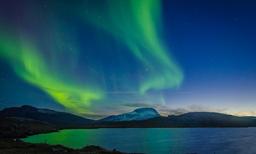 Aurora boreal sobre el mar