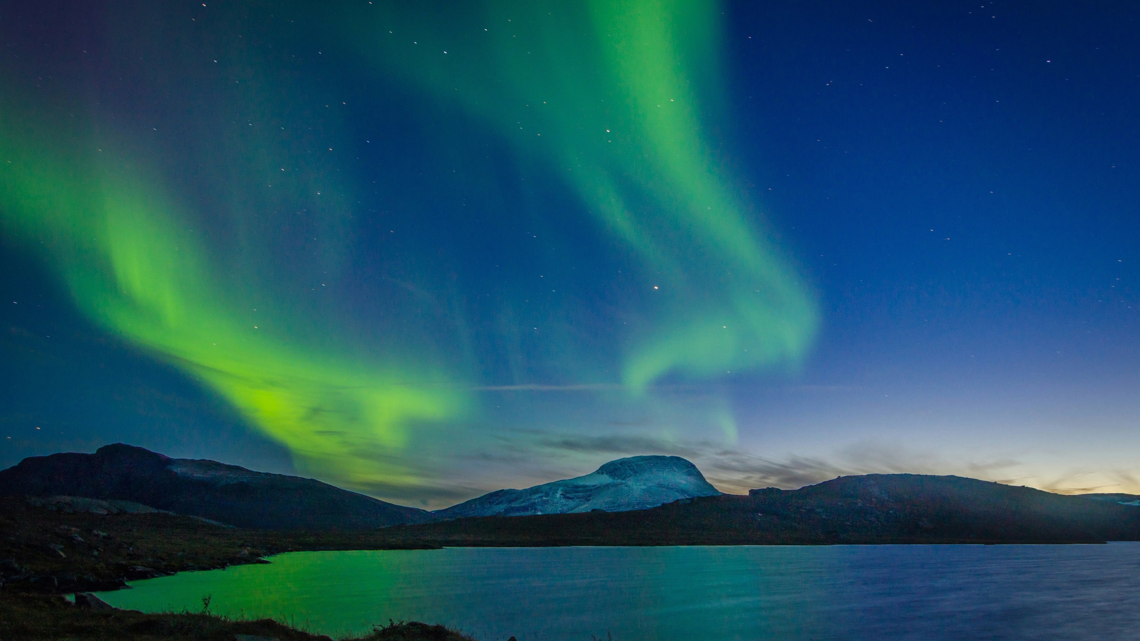 Aurora boreal sobre el mar