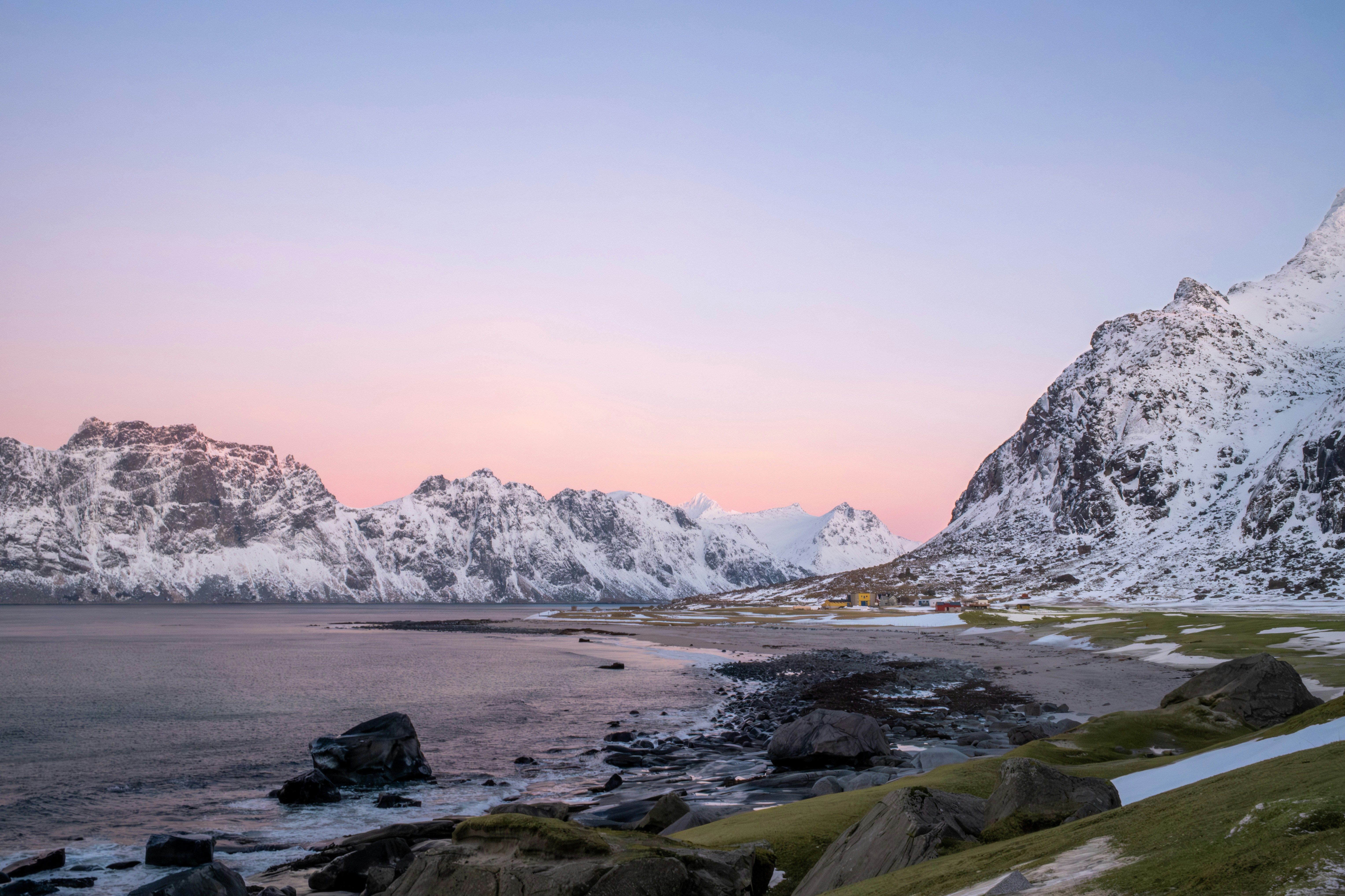 Islas Lofoten en marzo — nieve y luz dorada al atardecer