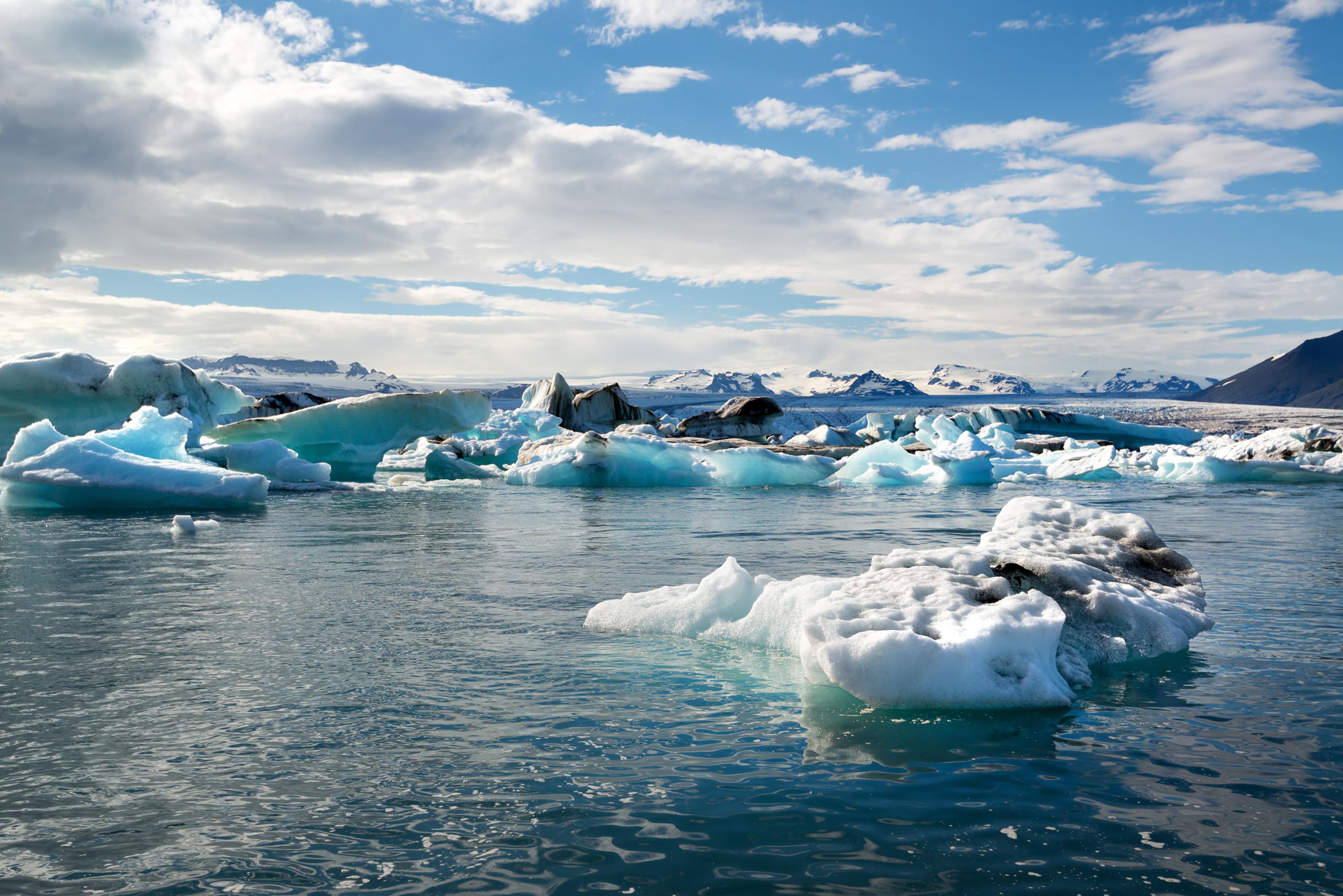 Icebergs azules flotando en la laguna glaciar de Jökulsárlón, sureste de Islandia