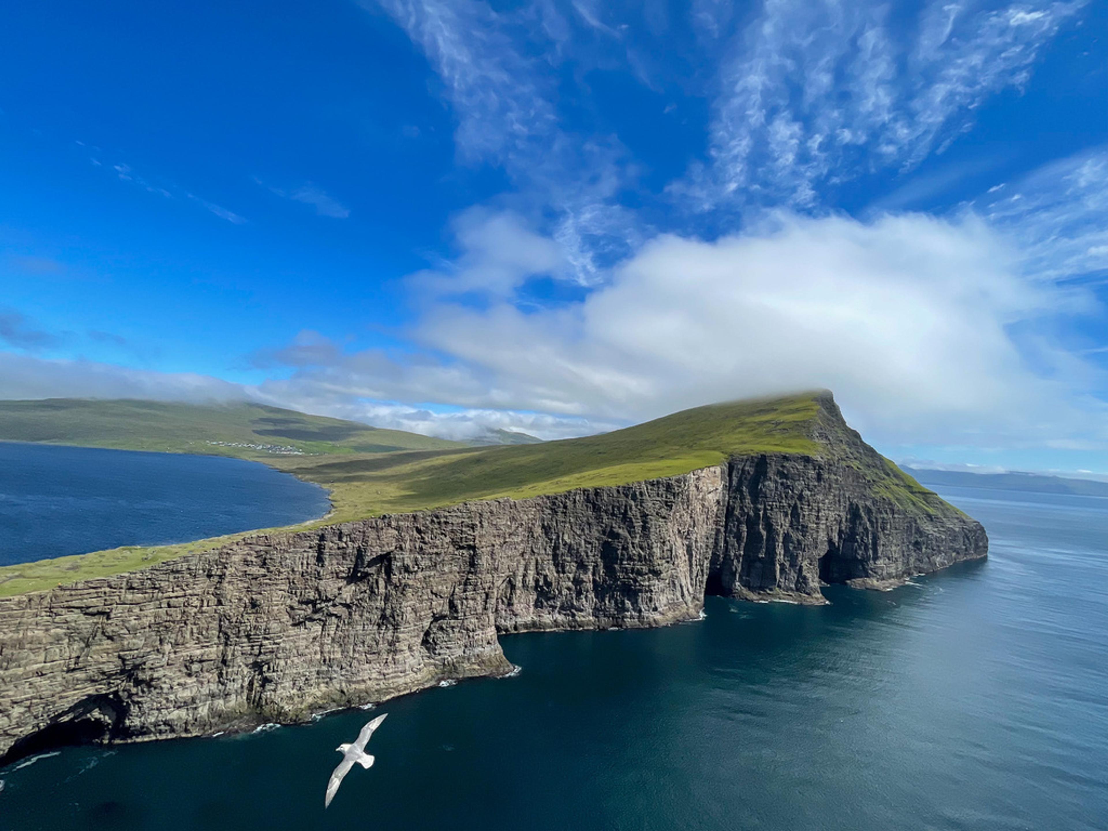 Acantilado de Trælanípa sobre el Atlántico con el lago Sørvágsvatn detrás, isla de Vágar
