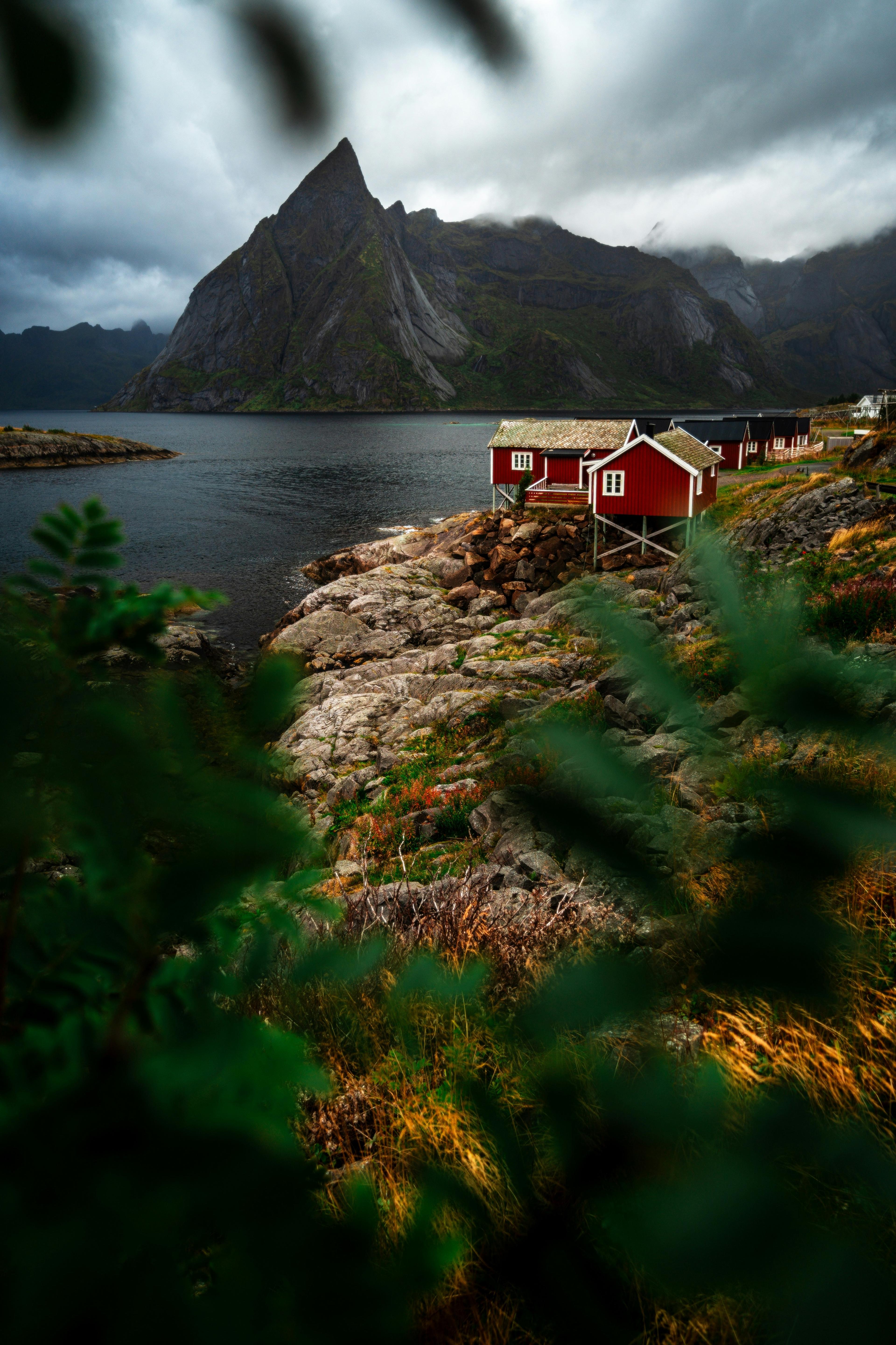Costa de las islas del norte de Noruega con montañas y playa de arena clara a finales de verano