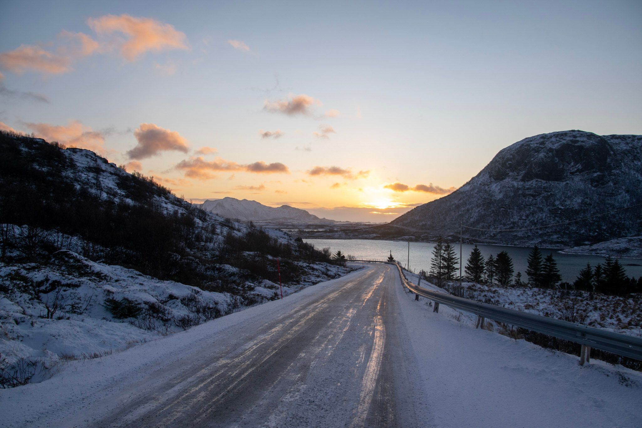 Carretera congelada en las Lofoten, al atardecer