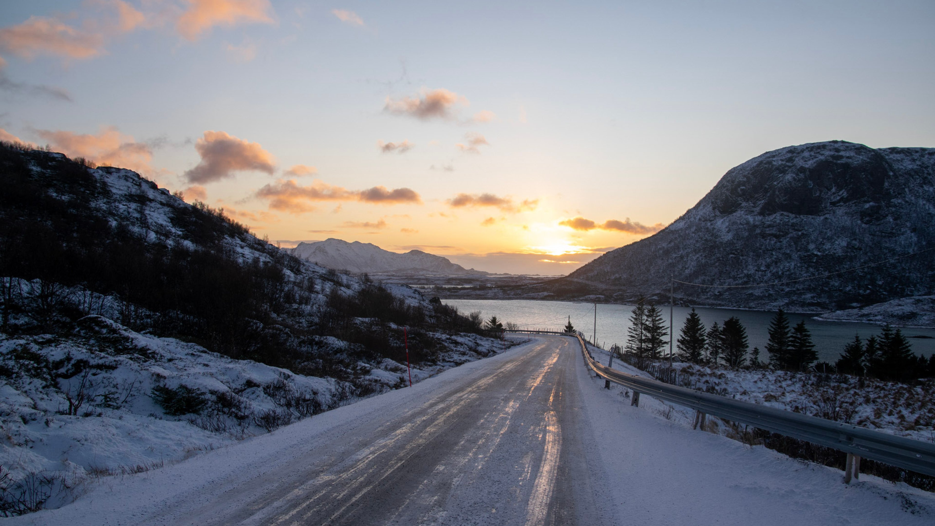 Carretera congelada en las Lofoten, al atardecer