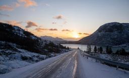 Carretera congelada en las Lofoten, al atardecer