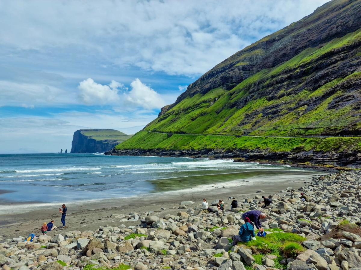 Playa de arena oscura de Tjørnuvík con los farallones de Risin og Kellingin al fondo