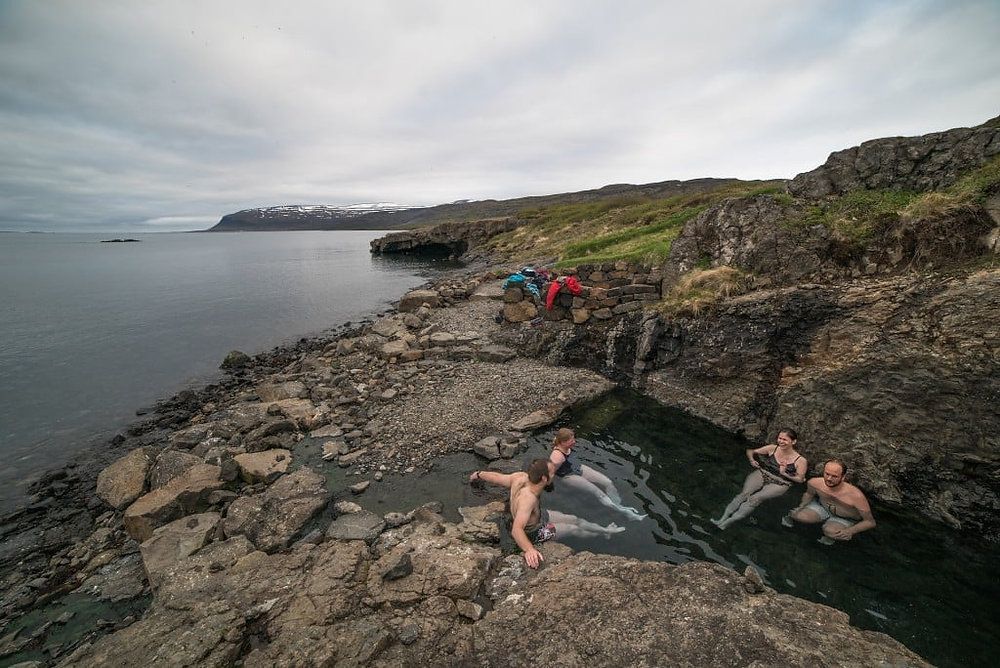 ¿Te vienes a buscar las piscinas termales secretas en Islandia?