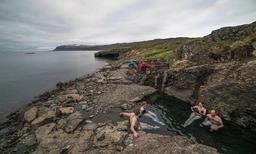 ¿Te vienes a buscar las piscinas termales secretas en Islandia?
