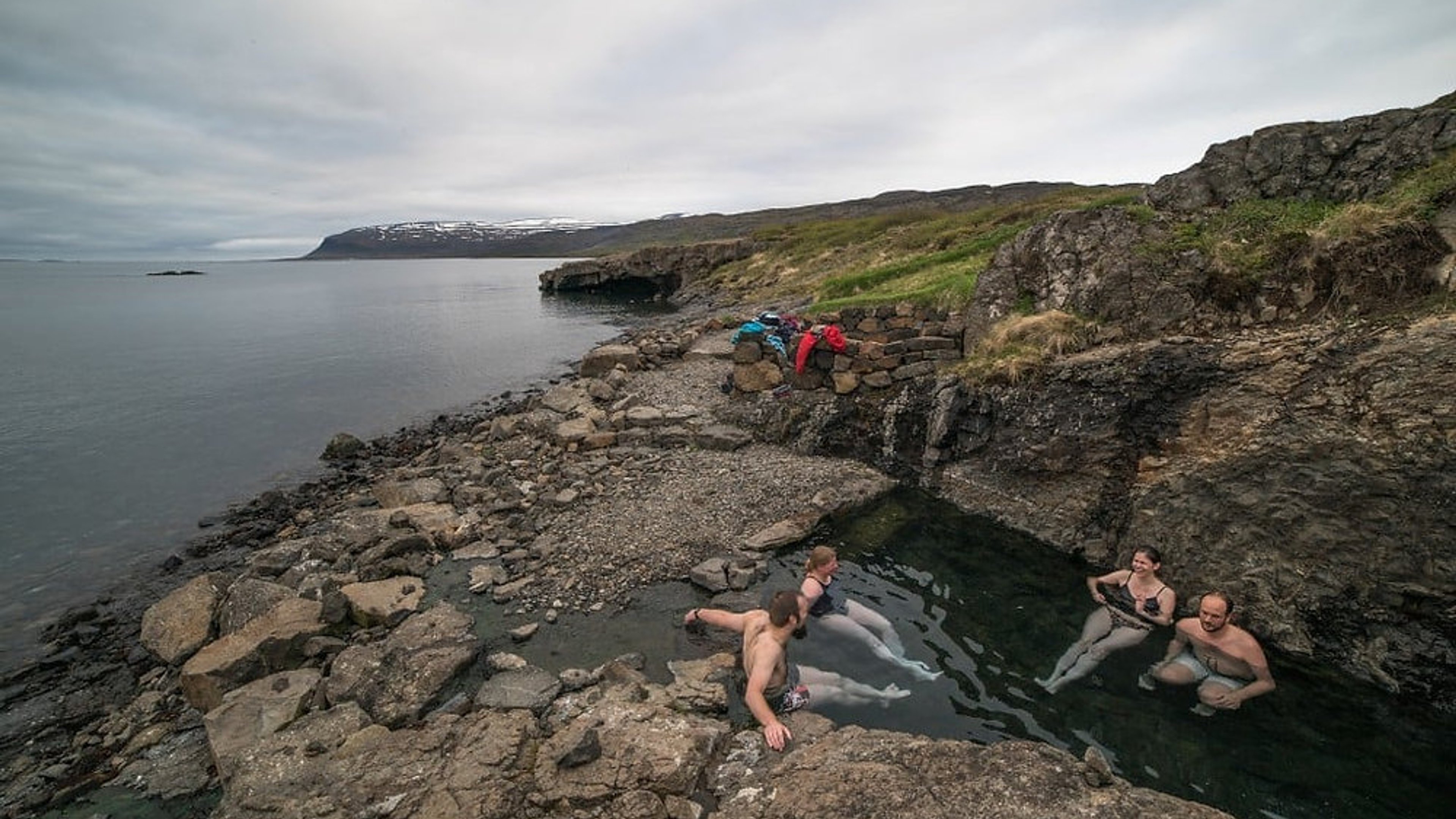¿Te vienes a buscar las piscinas termales secretas en Islandia?