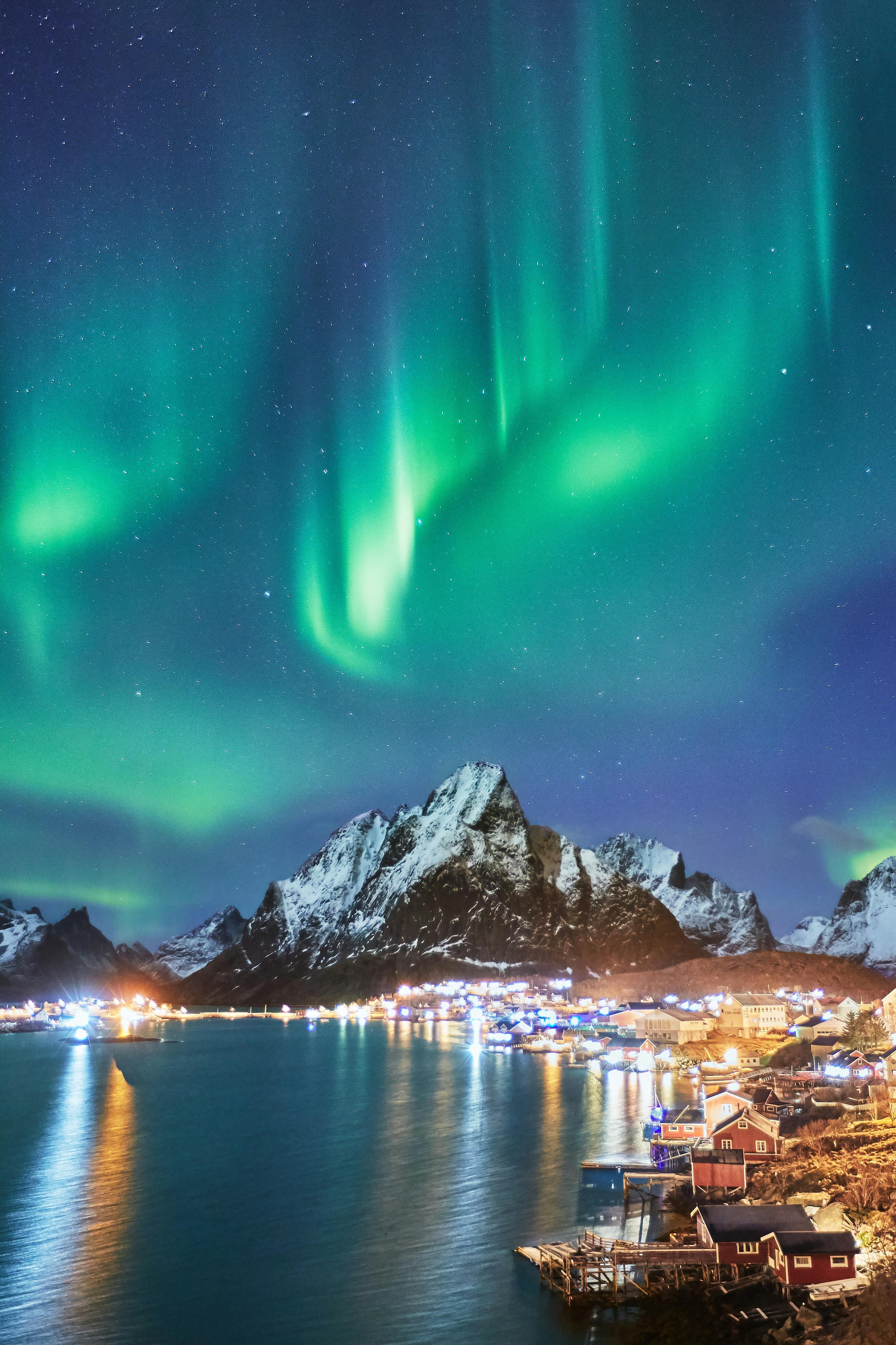 Aurora boreal intensa sobre Reine, la ciudad declarada la más bonita de Noruega, en las Islas Lofoten