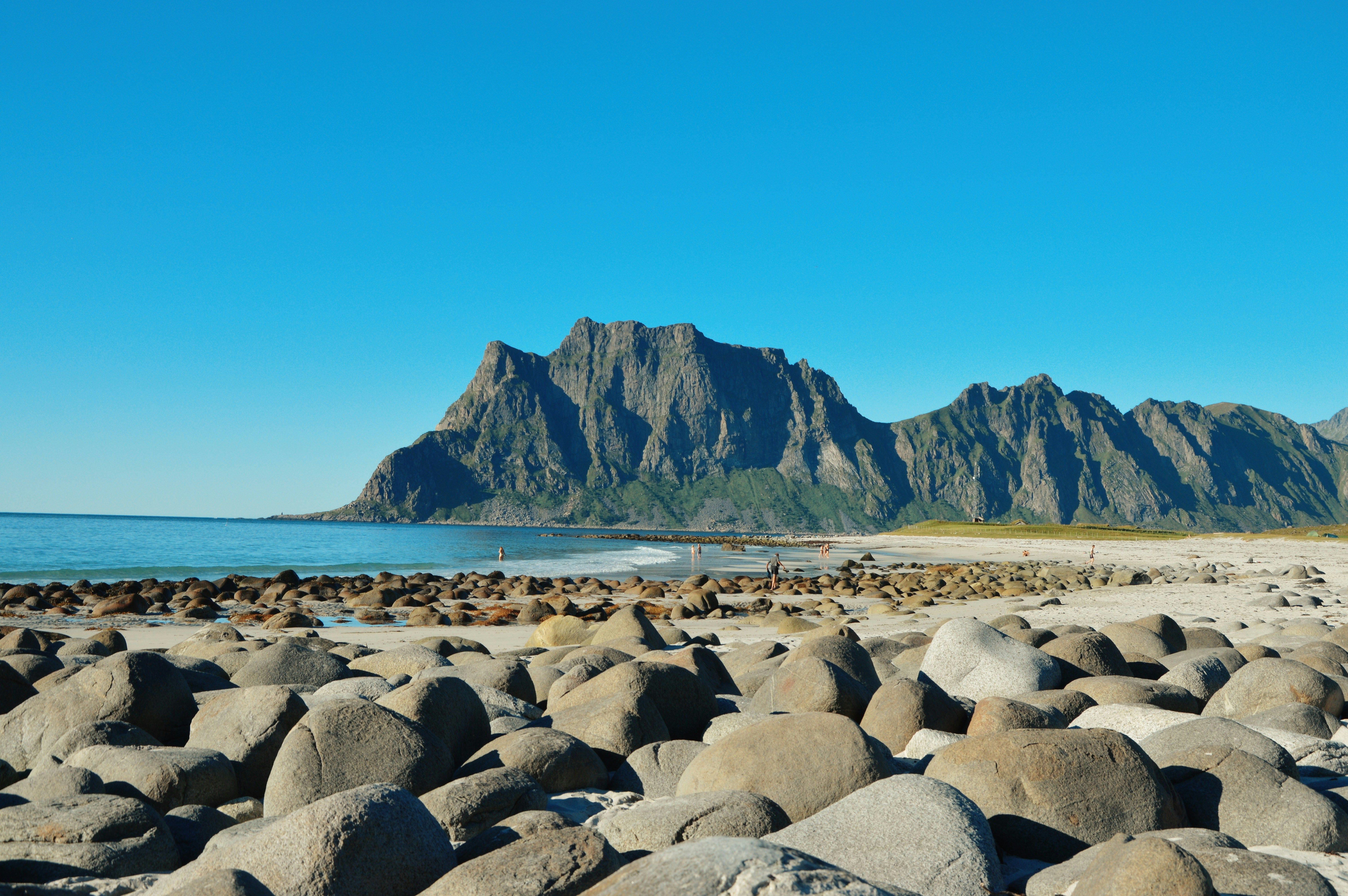 Playa de Uttakleiv, Islas Lofoten — arena blanca y aguas turquesa