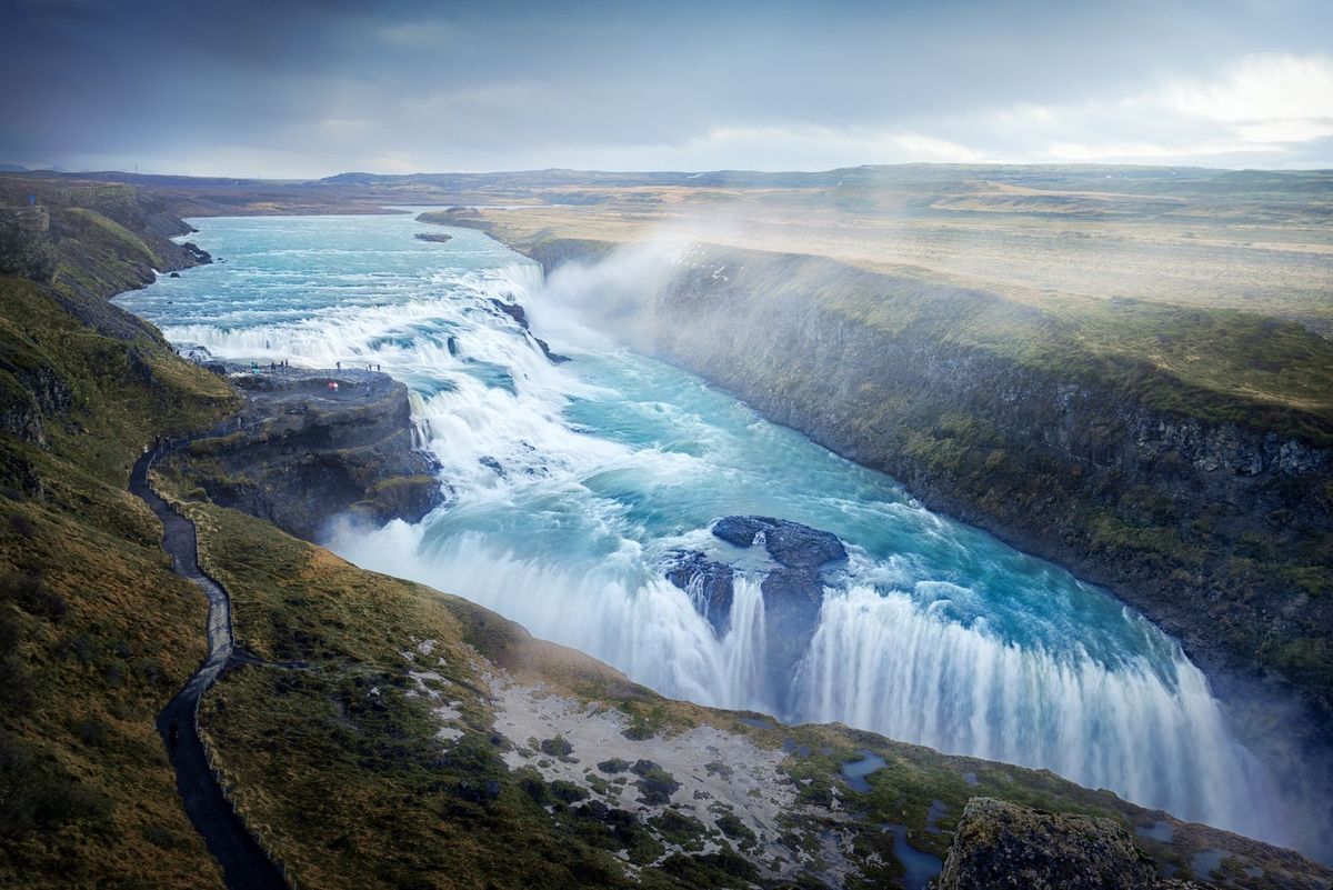Vista del cañón y el caudal de la cascada Gullfoss desde el mirador