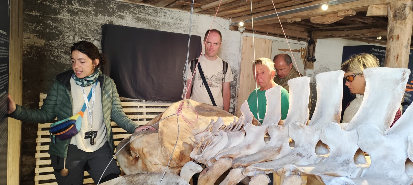 Nuestra guía Nina explicando todo acerca de las ballenas