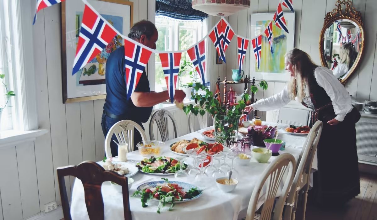 A muchos noruegos les gusta juntarse para compartir un gran almuerzo, normalmente con amigos, familia y vecinos