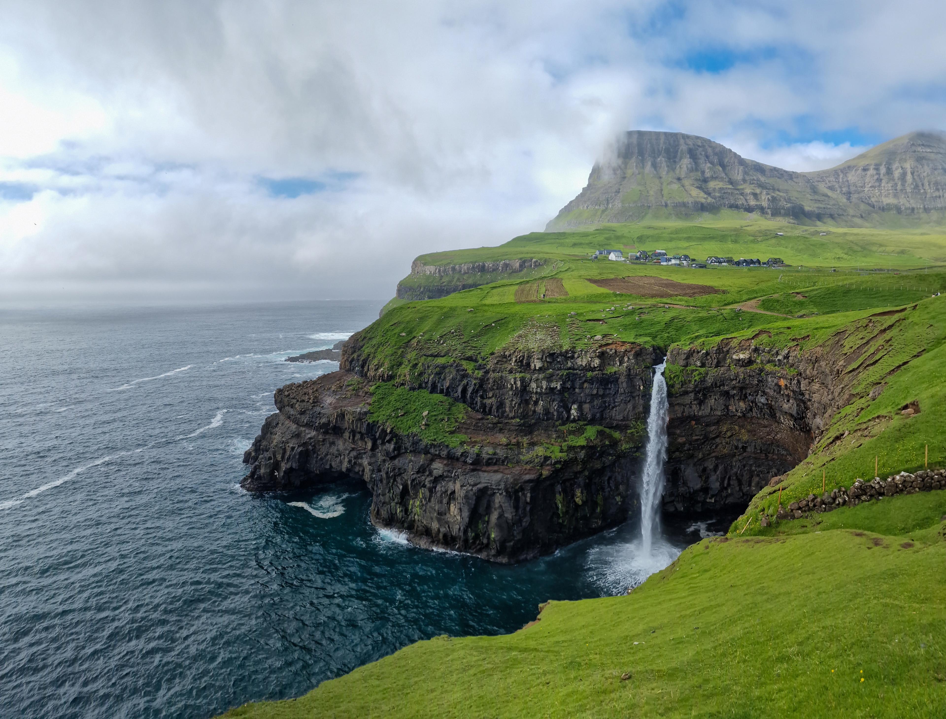 La cascada Múlafossur cayendo al Atlántico desde el acantilado de Gásadalur, en la isla de Vágar