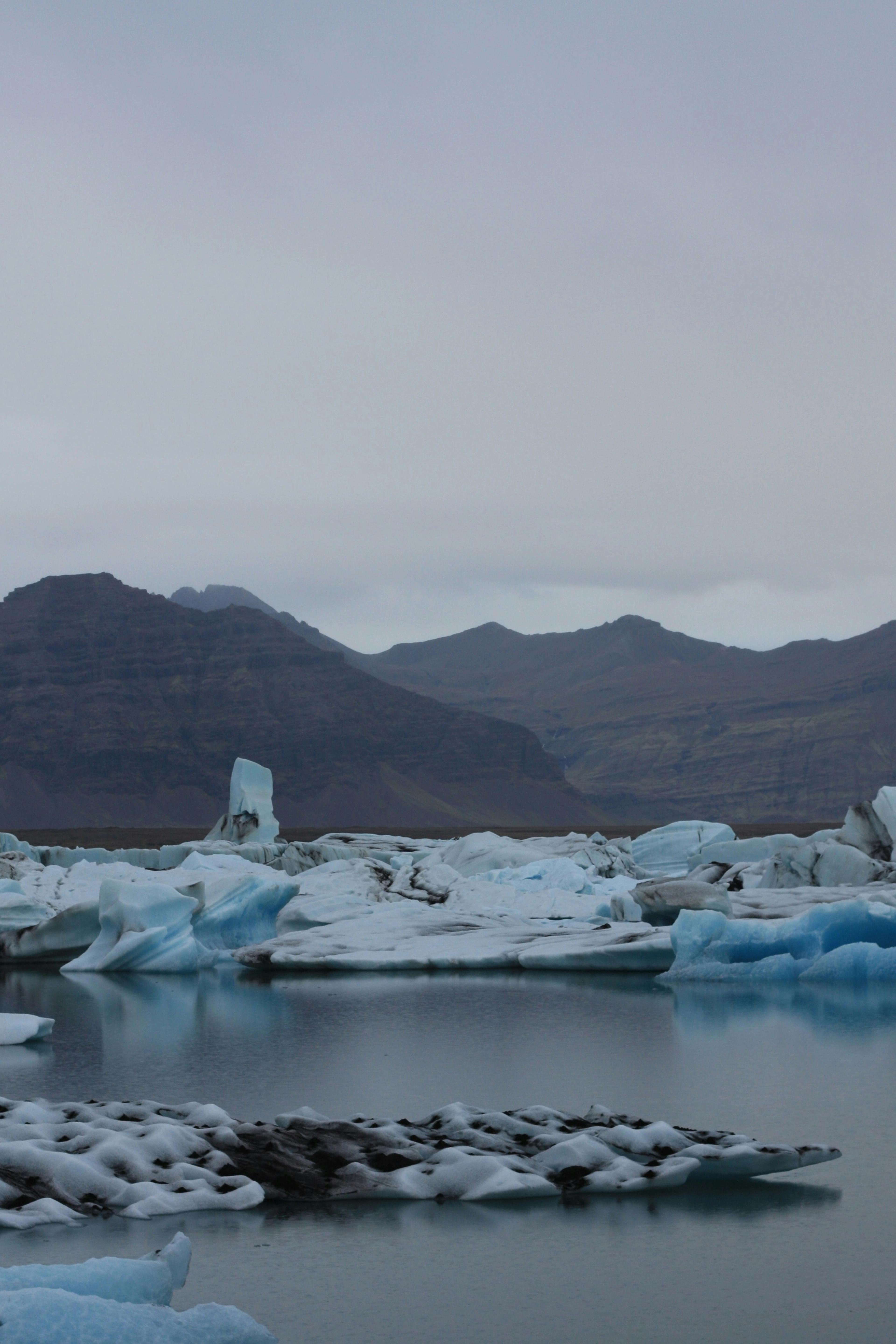Icebergs azules flotando en la laguna glaciar de Jökulsárlón, Islandia
