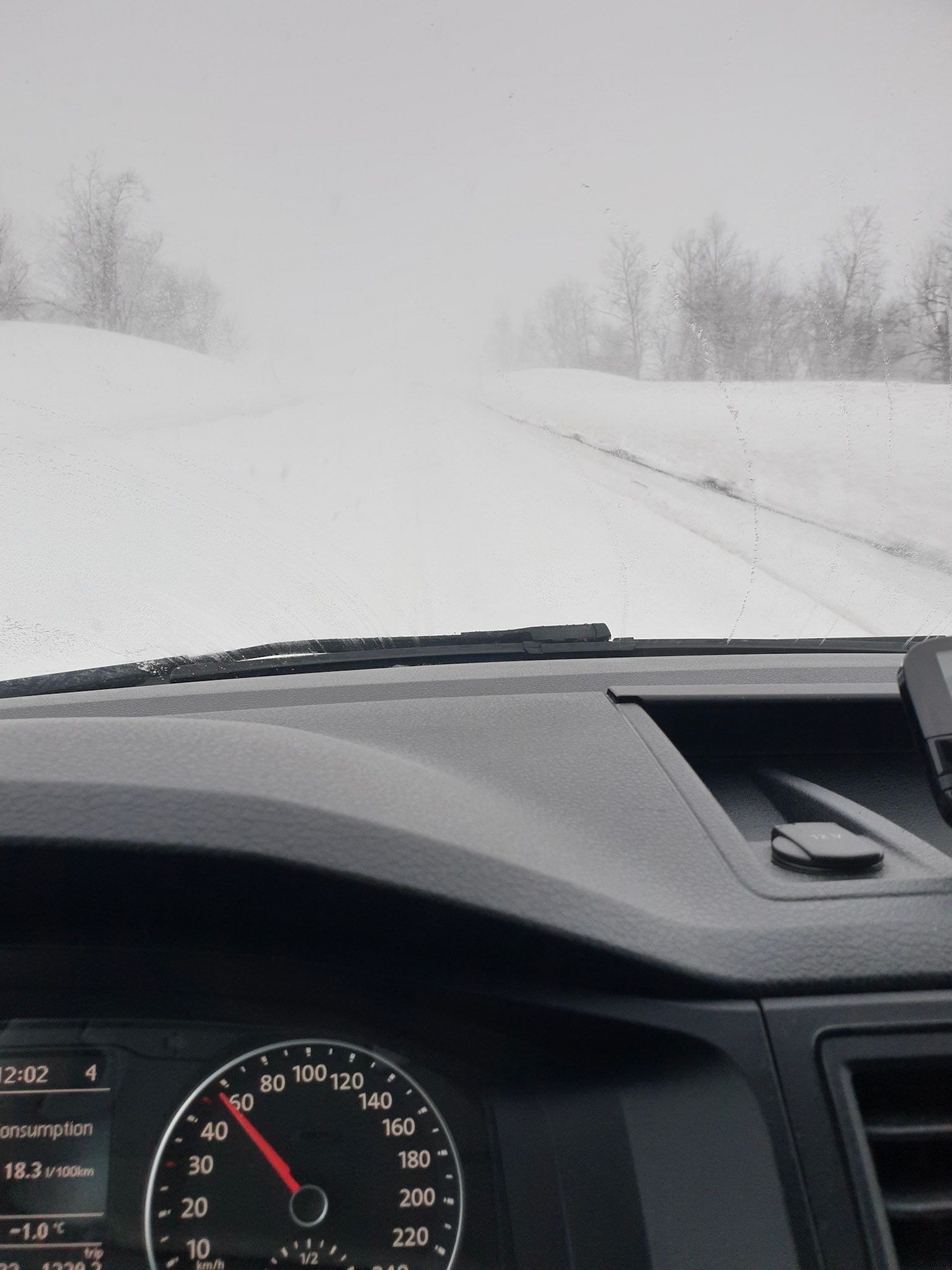 Conduciendo durante una tormenta de nieve en una de las carreteras de Lofoten