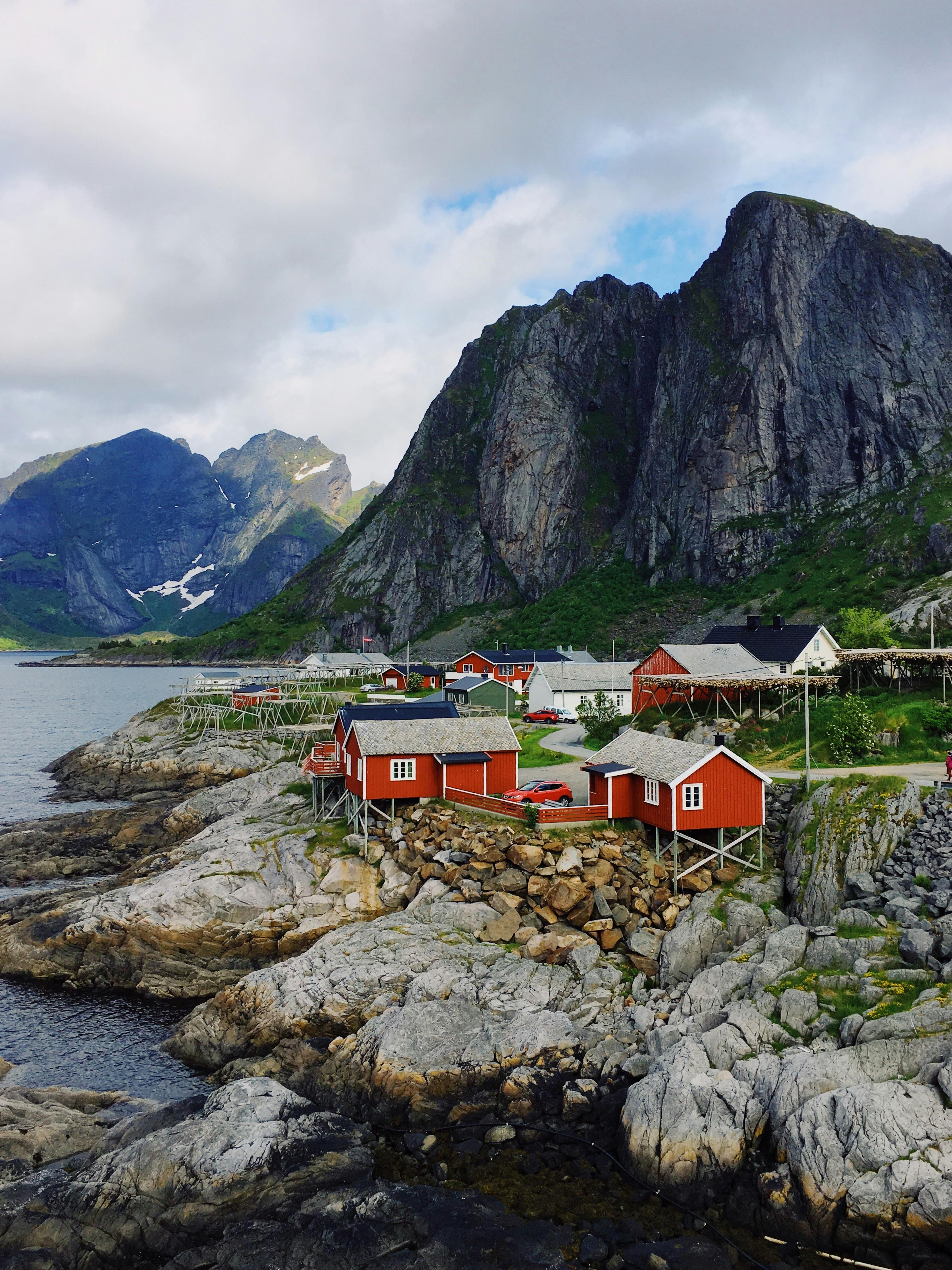 Casas rojas de pescadores en Hamnøy al pie de montañas nevadas, Islas Lofoten