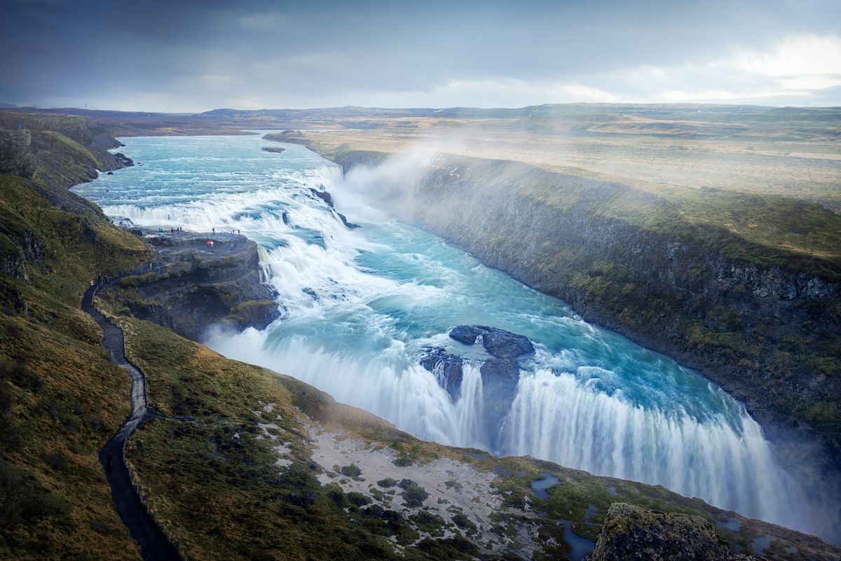 La cascada Gullfoss cayendo en dos saltos dentro de su cañón, vista desde arriba