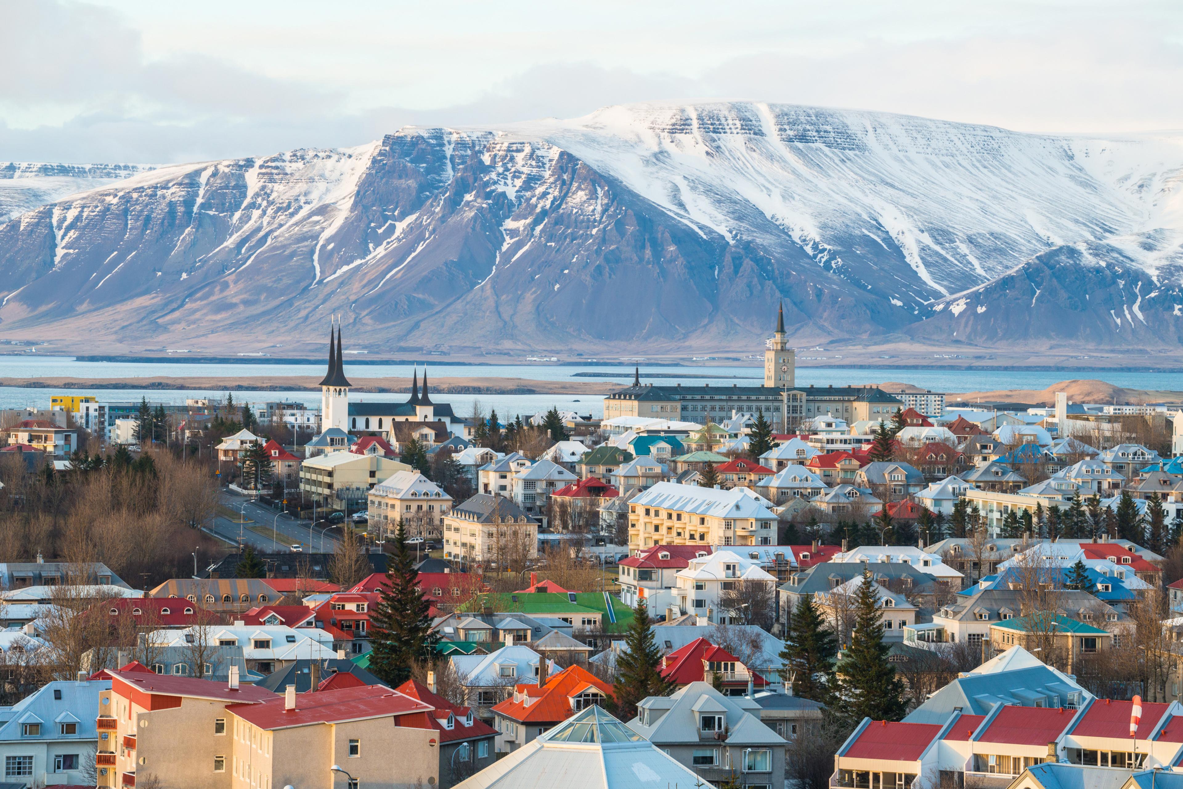 Panorámica de Reikiavik con sus tejados de colores y las montañas nevadas al fondo