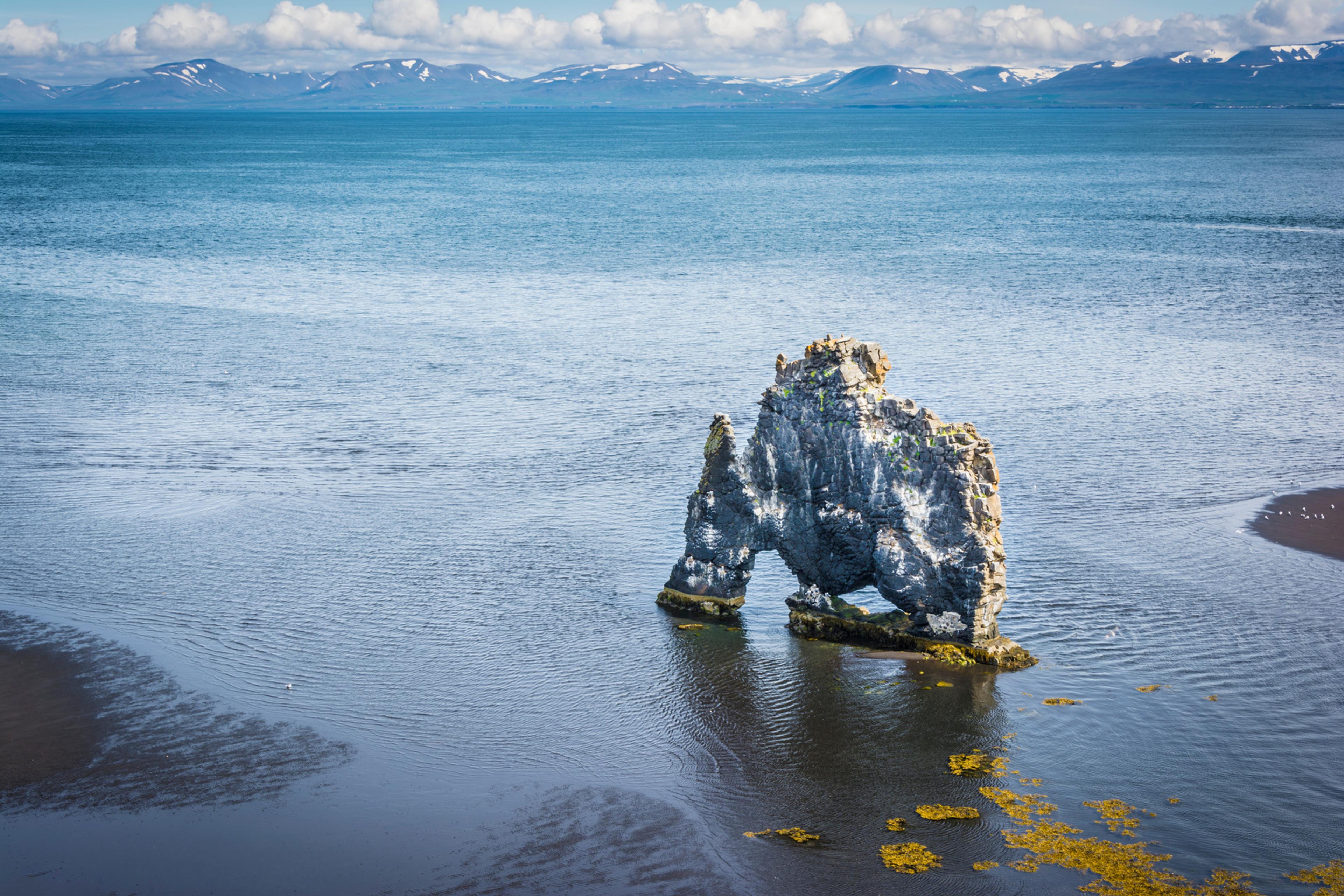 La formación rocosa de Hvítserkur emergiendo del mar al amanecer, norte de Islandia