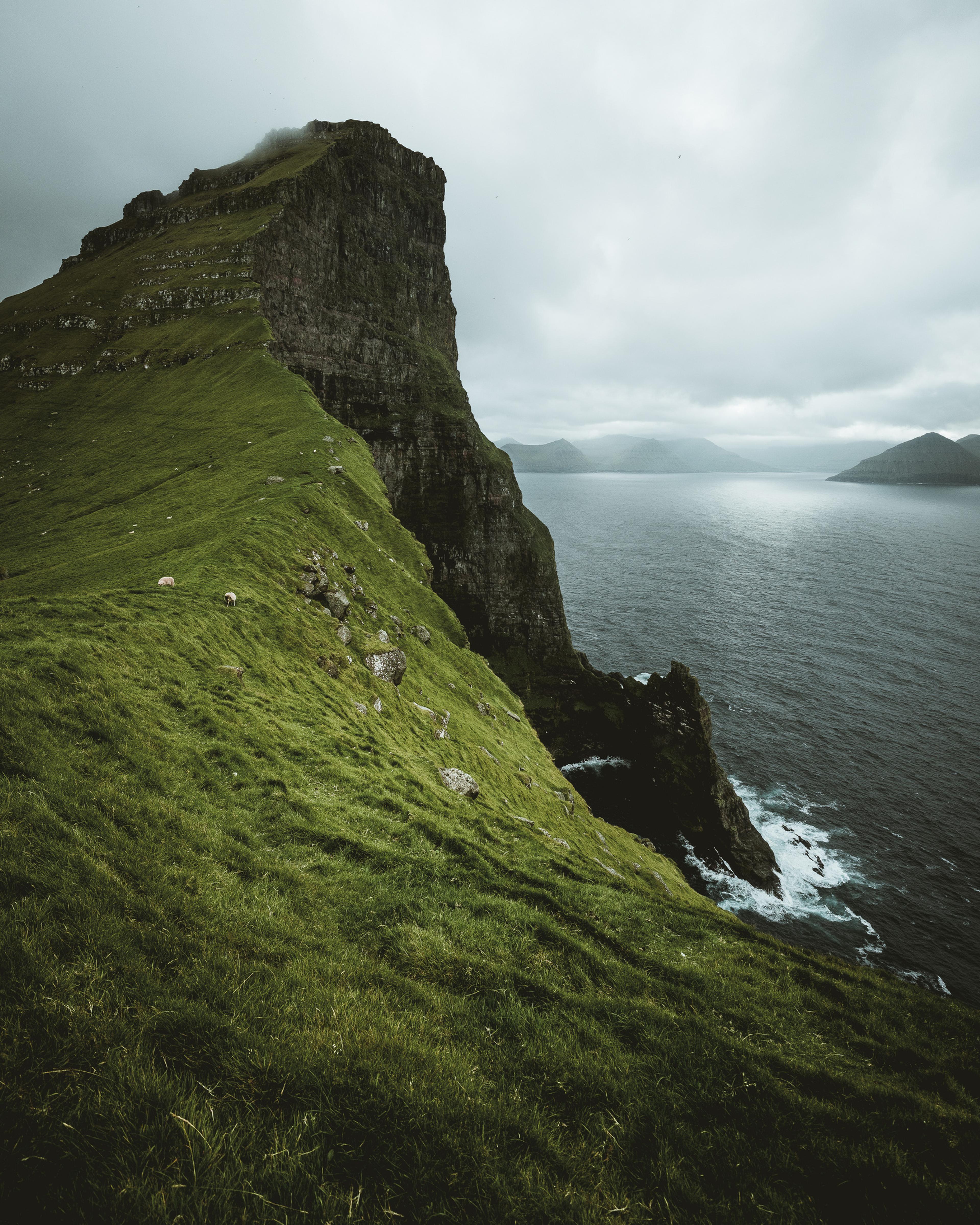 Cresta de acantilados verdes cayendo al mar en la isla de Kalsoy, norte de las Islas Feroe