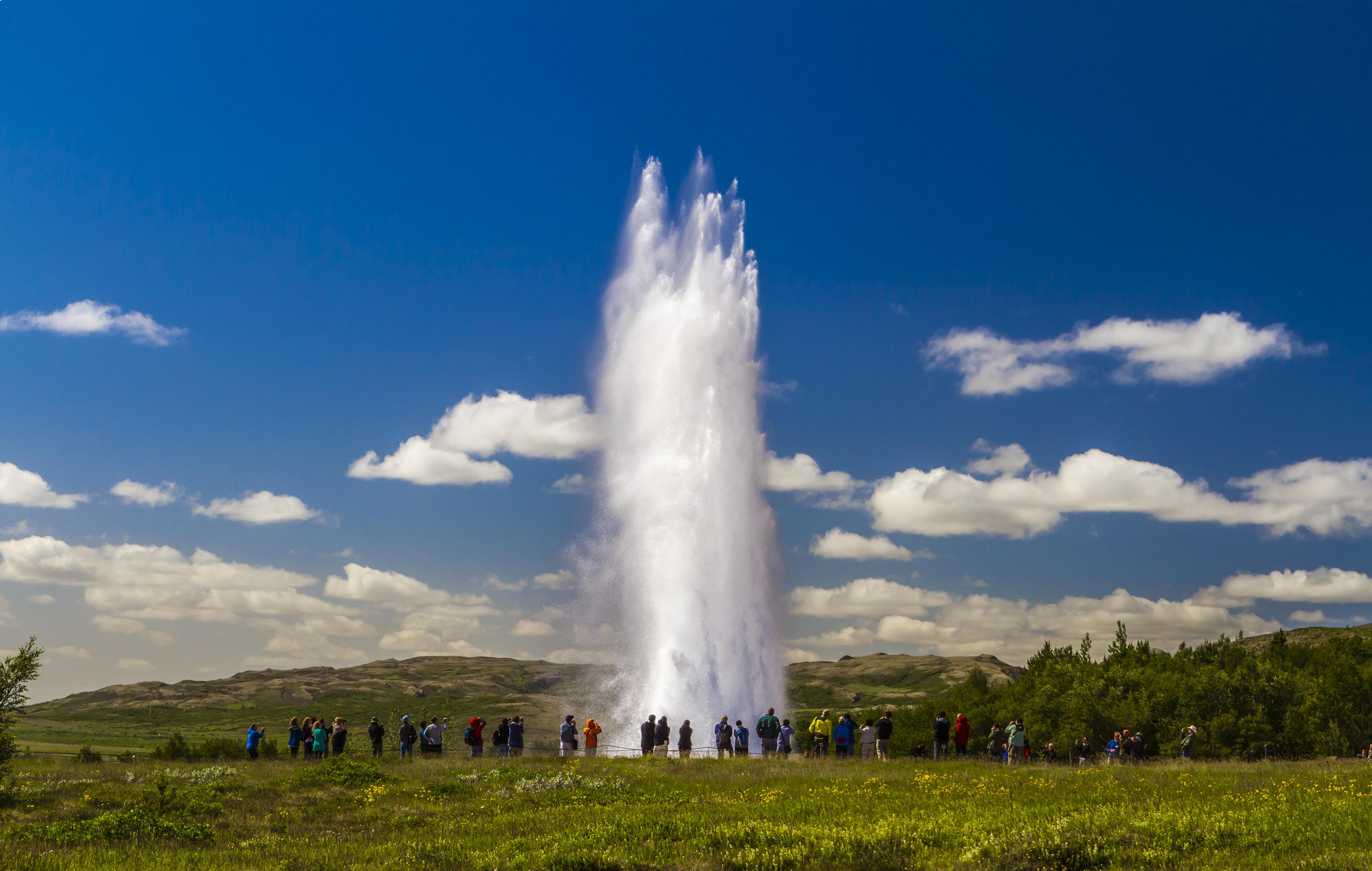 El géiser Strokkur en plena erupción lanzando una columna de agua al aire, Círculo Dorado