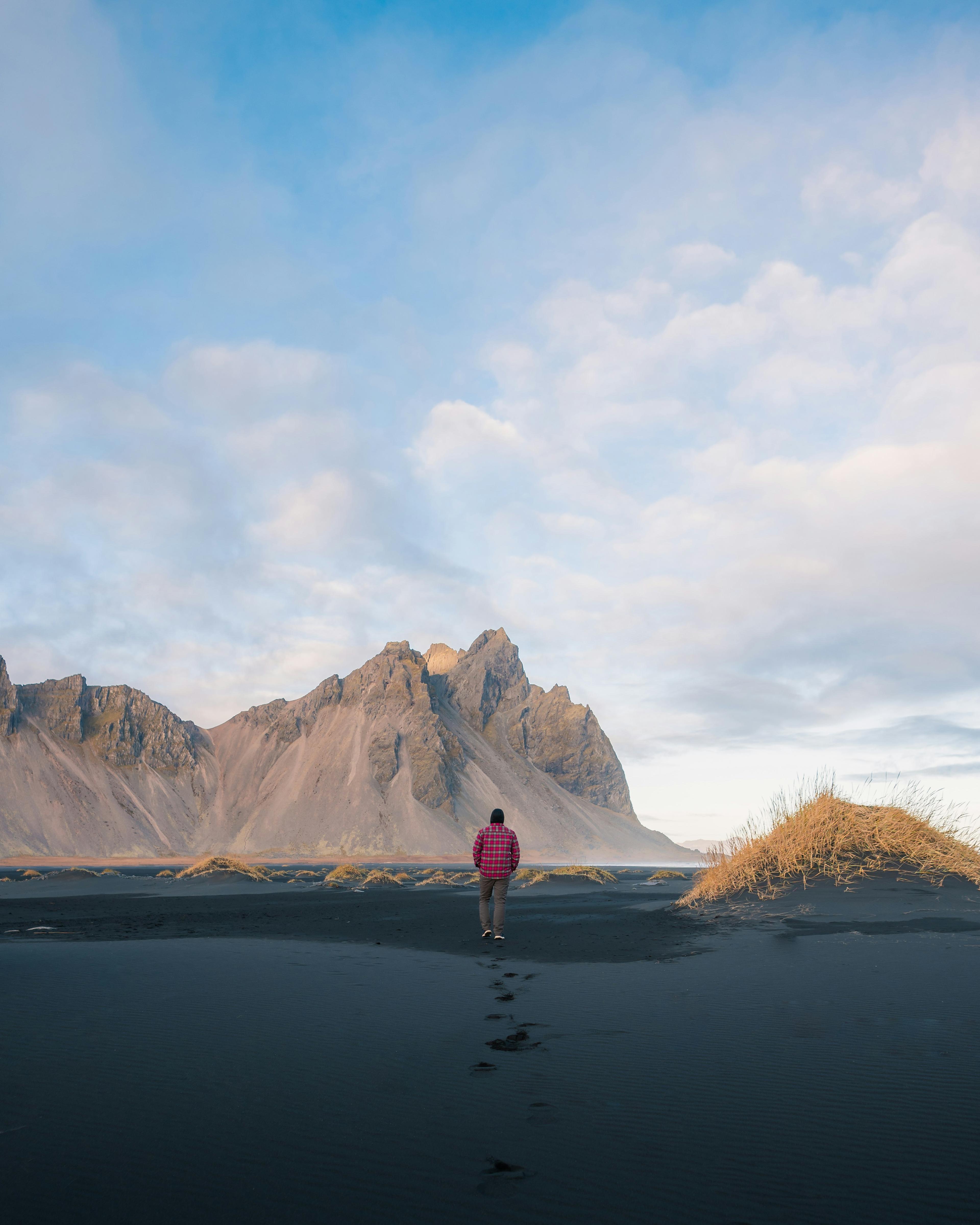 La montaña Vestrahorn en Stokksnes sobre dunas de arena negra con hierba
