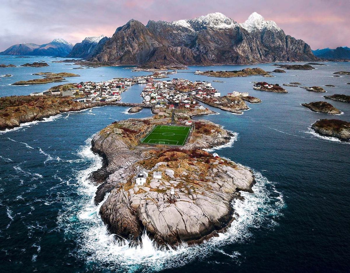 Vista aérea del campo de fútbol de Henningsvær rodeado de mar y rocas en las Islas Lofoten