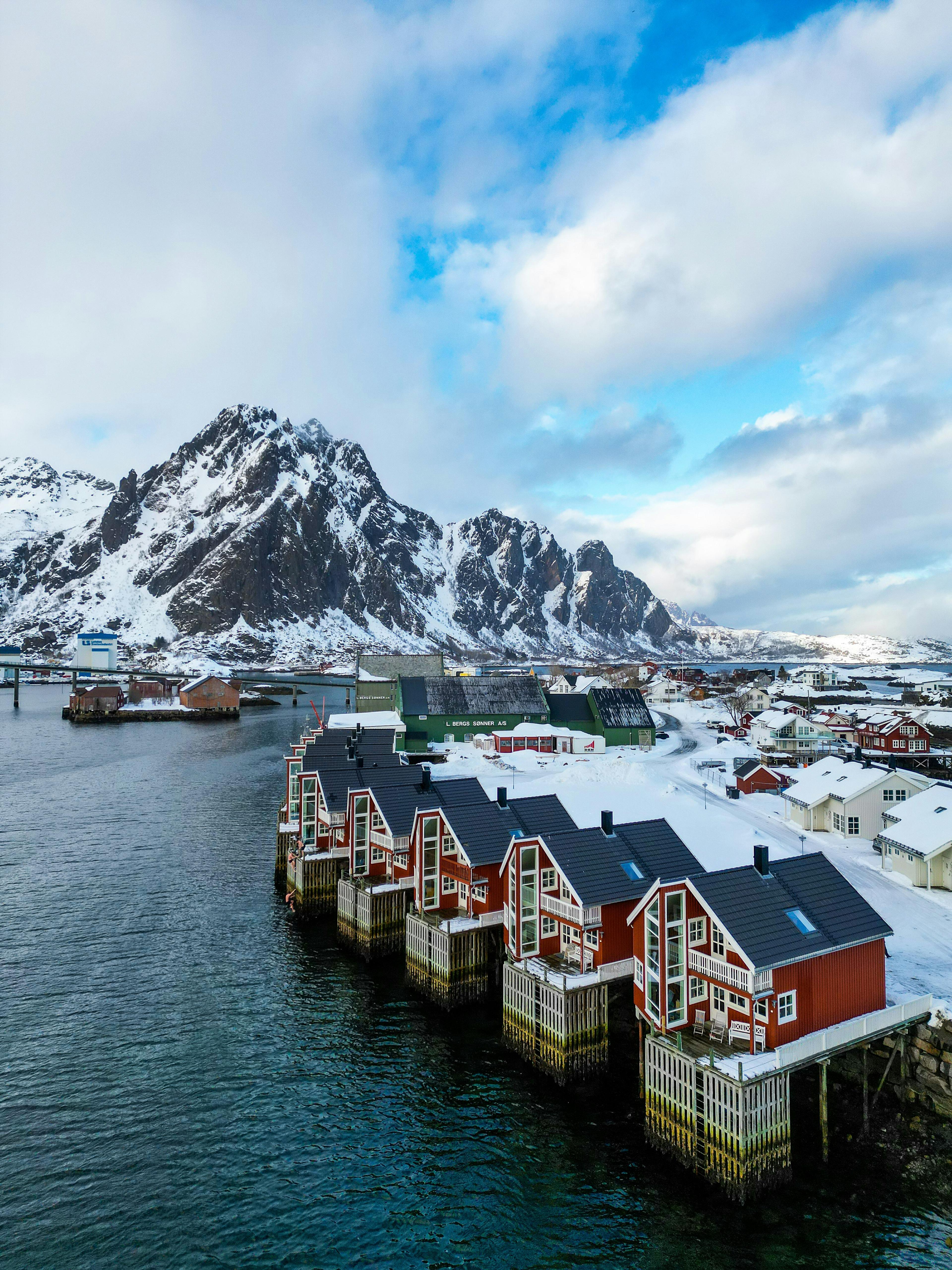 Puerto de Svolvær con casas de colores y montañas al fondo, Islas Lofoten