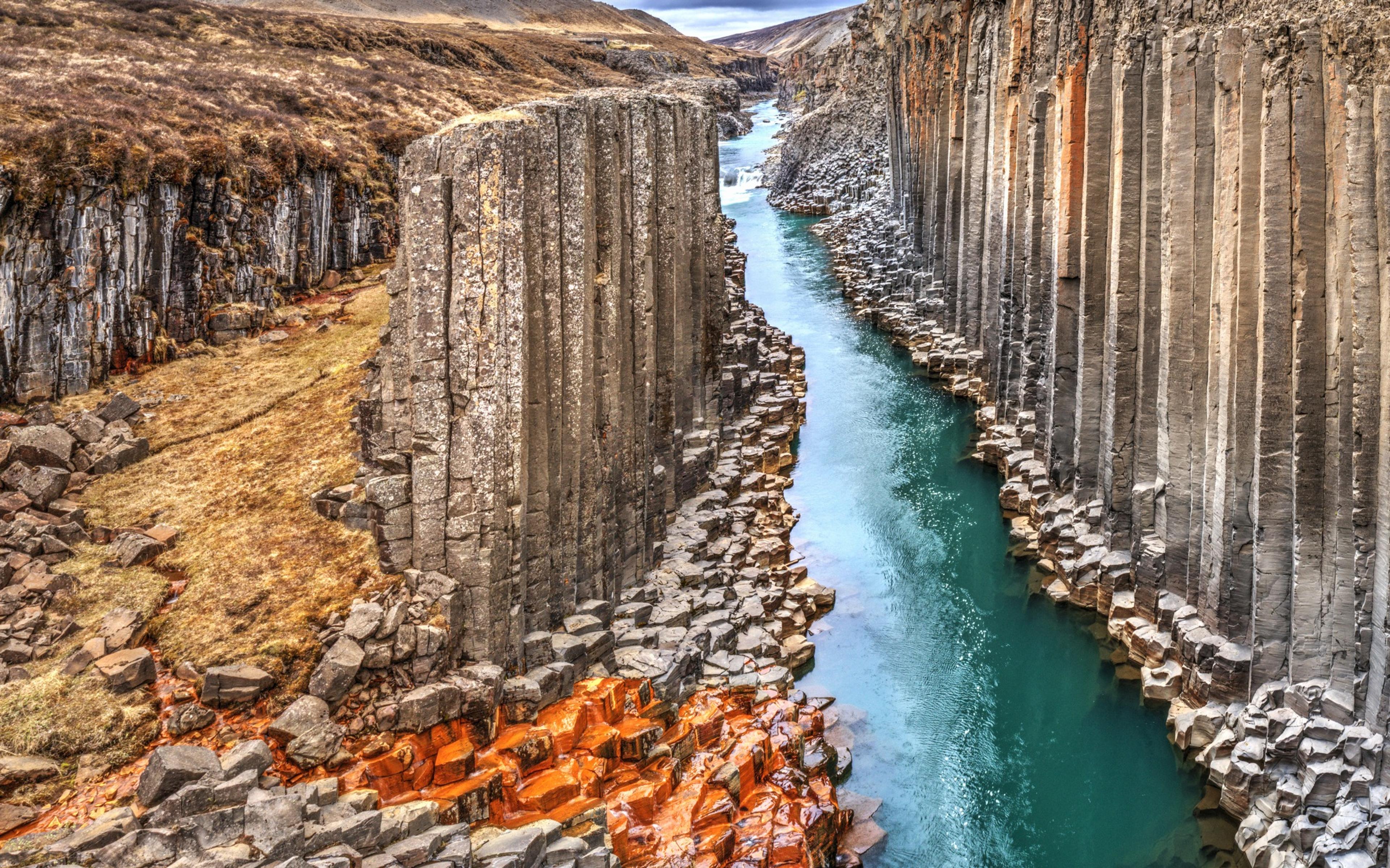 El cañón de Stuðlagil con sus columnas de basalto y el río Jökla de agua turquesa entre ellas