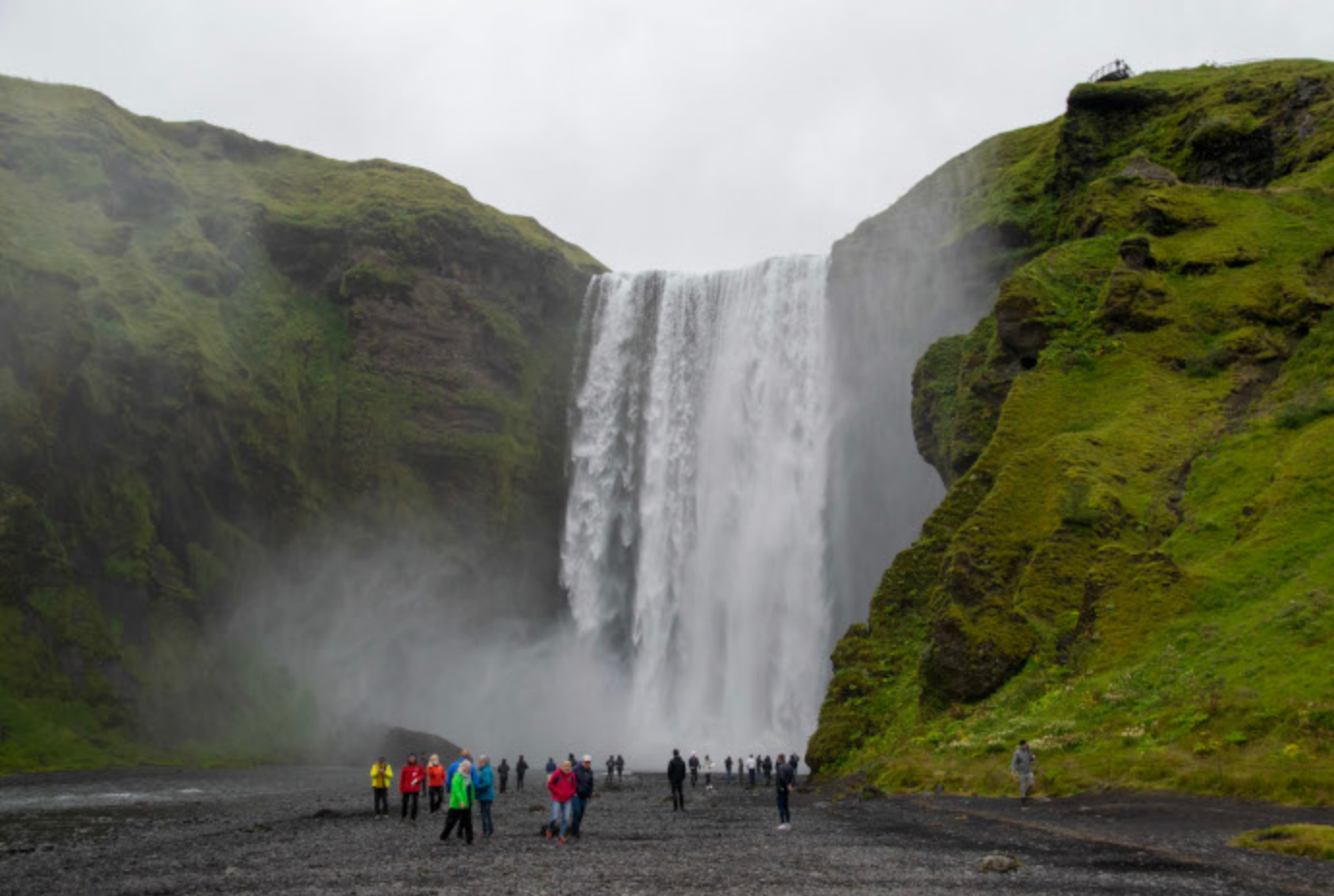 Cascada y paisaje volcánico en Islandia