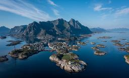 Henningsvaer, con su famoso campo de fútbol a la cabeza