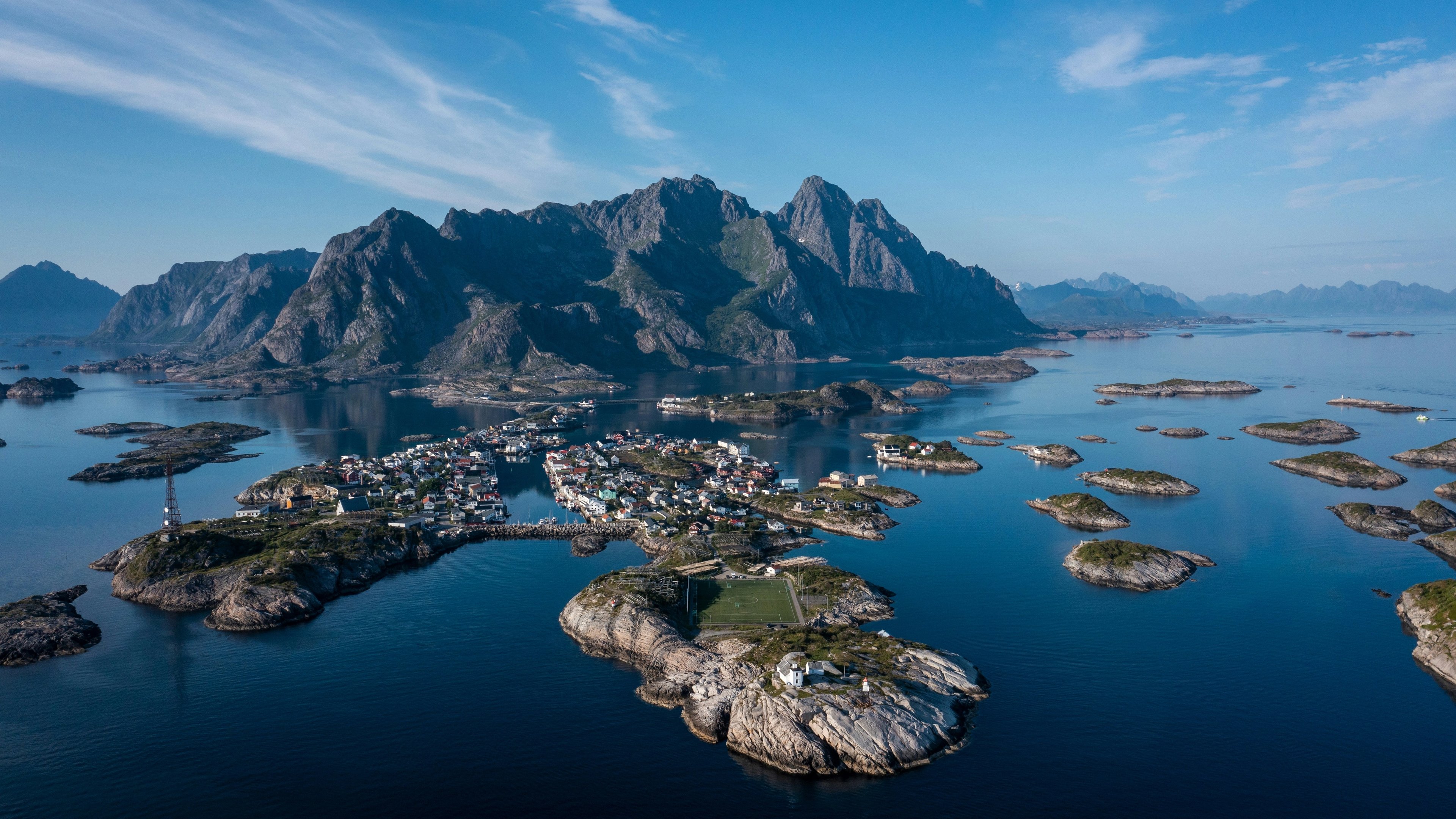 Henningsvaer, con su famoso campo de fútbol a la cabeza