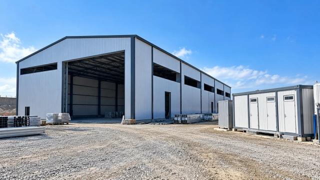 Tikinti meydançasında prefabrik anbar və modul sanitar bloklar