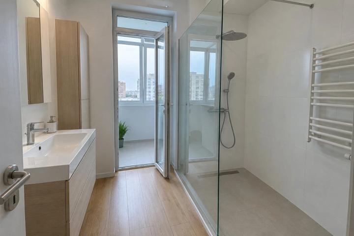 Minimalist üslubunda sanitar qovşaq (yeni tikili mənzil, qış gündüzü) — Ekonom təmir paketi, dizayn vizuallaşdırması