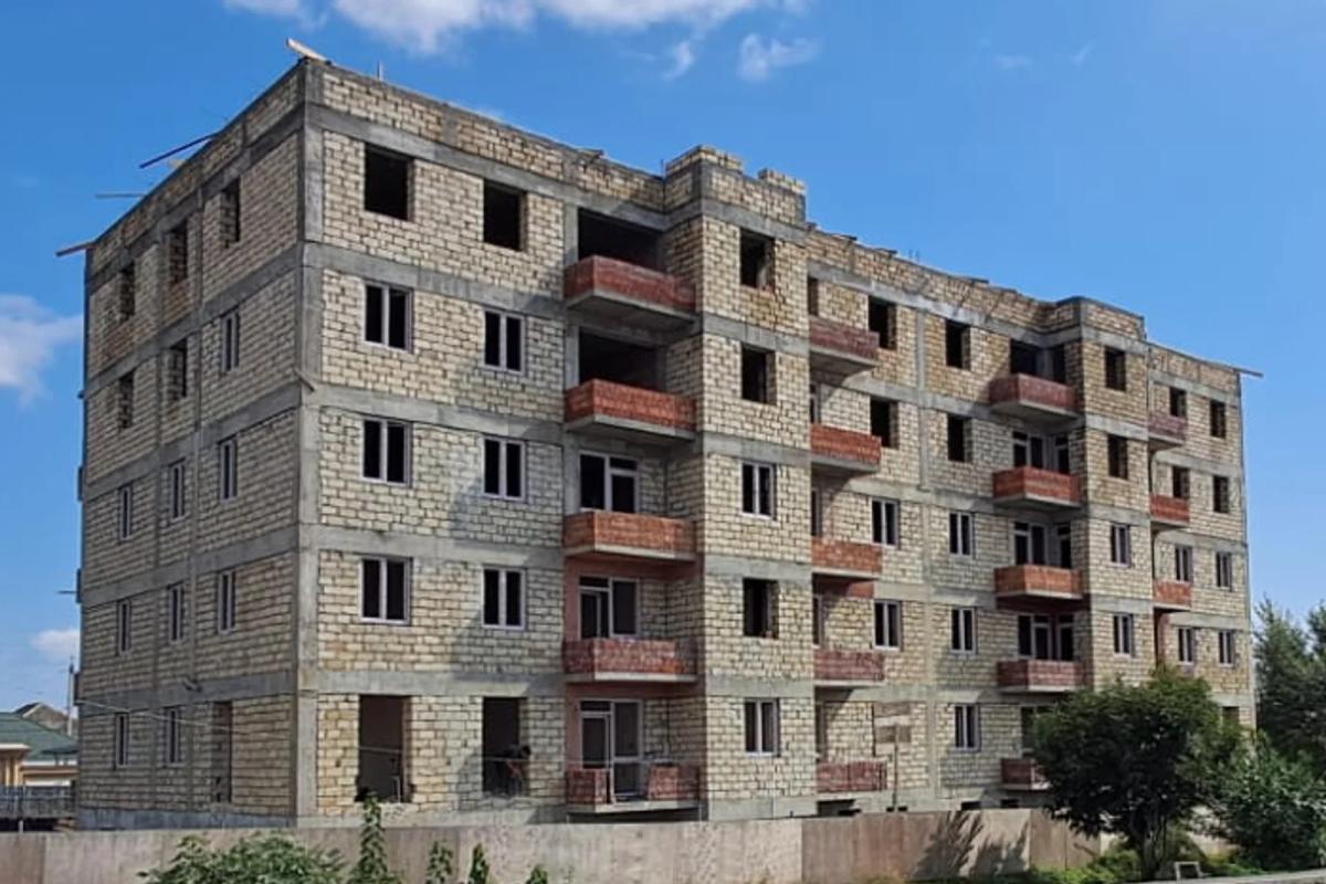 Beşmərtəbəli yaşayış binasının ümumi görünüşü — hörgü tamamlanıb