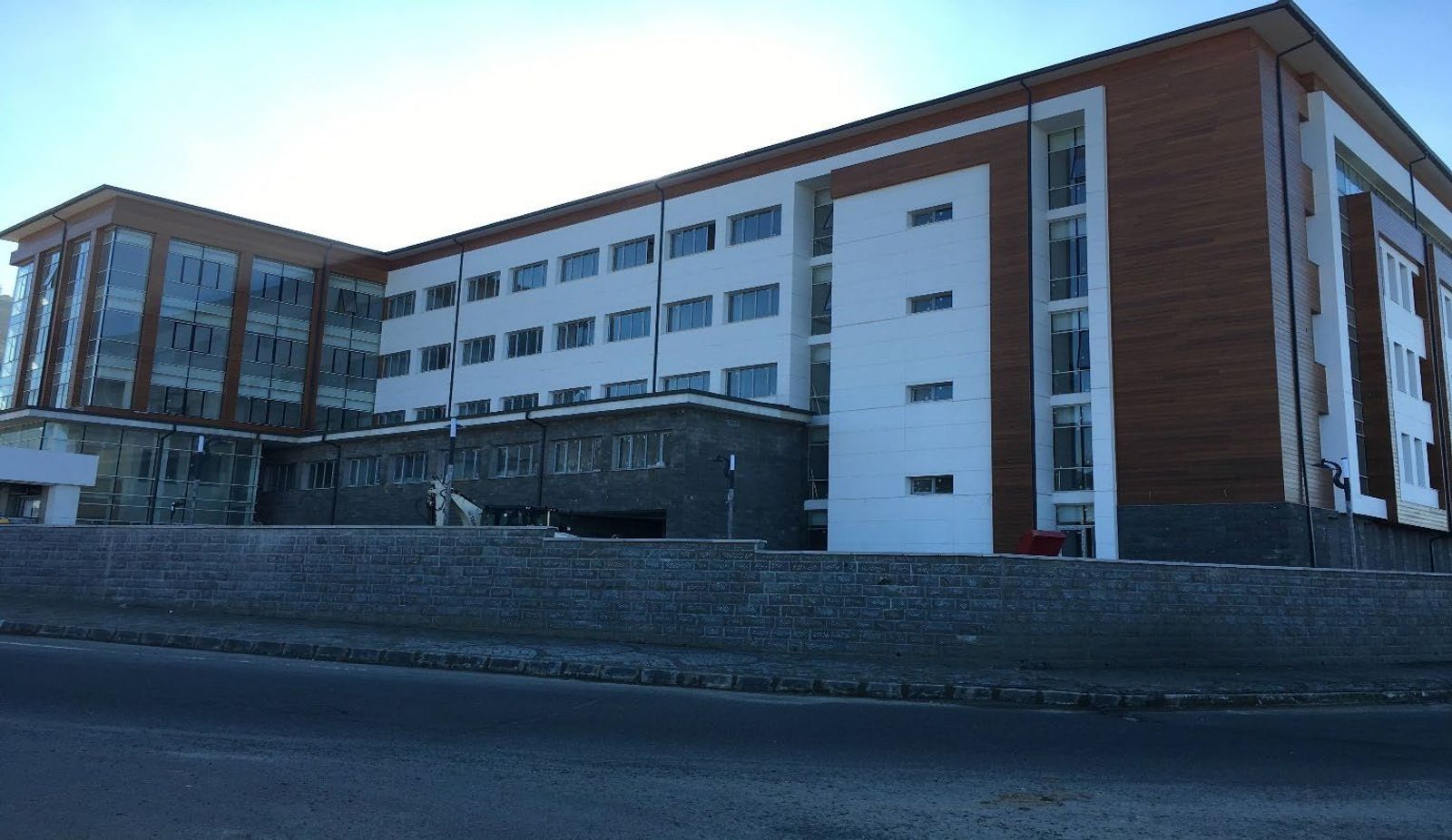 Şüşə fasad sistemi olan çoxmərtəbəli bina — fasad sistemi nümunəsi